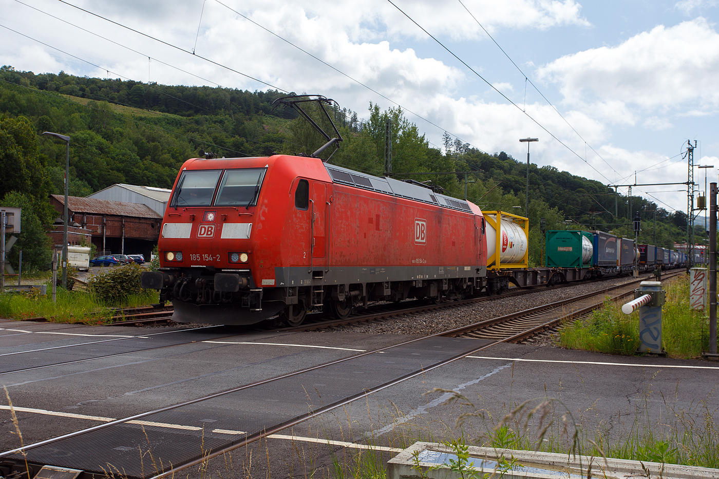 Die 185 154-2 (91 80 6185 154-2 D-DB) der DB Cargo AG fährt am 21 Juni 2024 mit einem KLV-Zug durch Niederschelden in Richtung Siegen. In Siegen geht es dann auf der Dillstrecke in südlicher Richtung. 

Die TRAXX F 140 AC1 wurde 2003 von der Bombardier Transportation GmbH in Kassel unter der Fabriknummer 33625 gebaut.