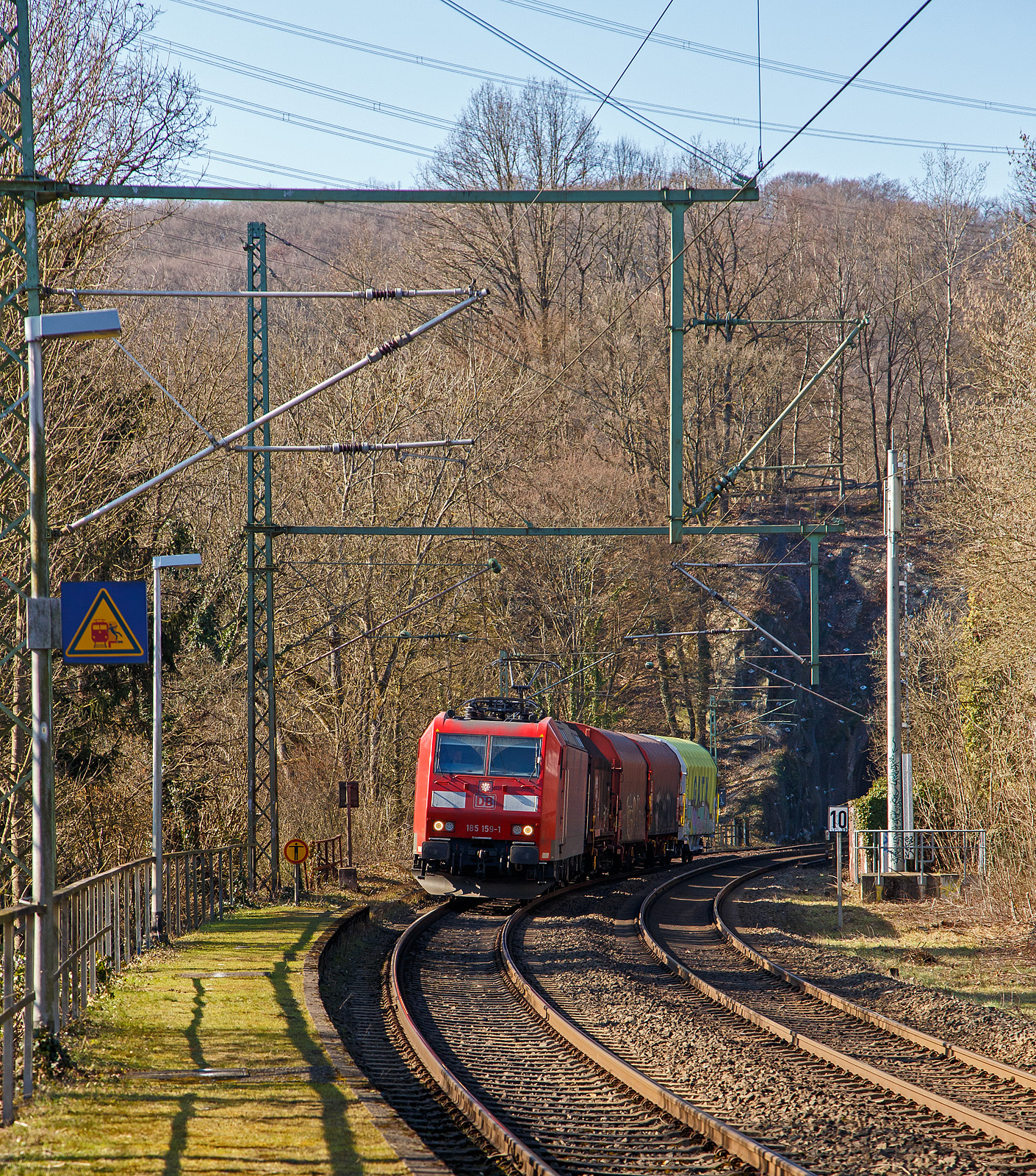 Die 185 159-1 (91 80 6185 159-1 D-DB) der DB Cargo AG hat am 03.03.2023, mit einem kurzen Coilzug (4 Wagen), den 32 m langen M�hlburg-Tunnel verlassen und f�hrt Scheuerfeld (Sieg) in Richtung Siegen.

Die TRAXX F 140 AC1wurde 2003 von der Bombardier Transportation GmbH in Kassel unter der Fabriknummer 33632 gebaut.
