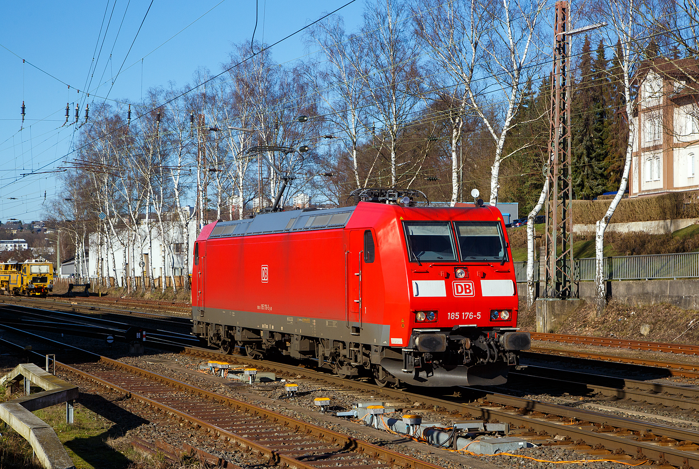 Die 185 176-6 (91 80 6185 176-5 D-DB) der DB Cargo Deutschland AG fährt am 13.02.2023 in Kreuztal aus der Abstellgruppe zum Rangierbahnhof.

Die TRAXX F140 AC wurde 2004 bei Bombardier in Kassel unter der Fabriknummer 33658 gebaut.