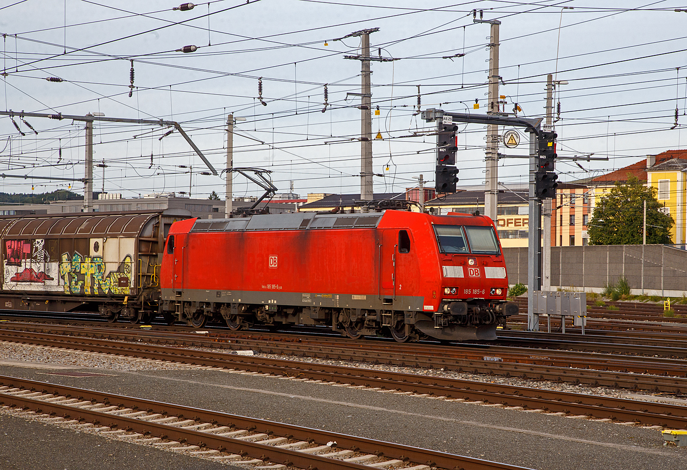 Die 185 185-6 (91 80 6185 185-6 D-DB) der DB Cargo f�hrt am 12.09.2022 mit einem gemischten G�terzug durch den Hbf Salzburg in Richtung Deutschland.

Die TRAXX F140 AC wurde 2004 bei Bombardier in Kassel unter der Fabriknummer 33669 gebaut. 
