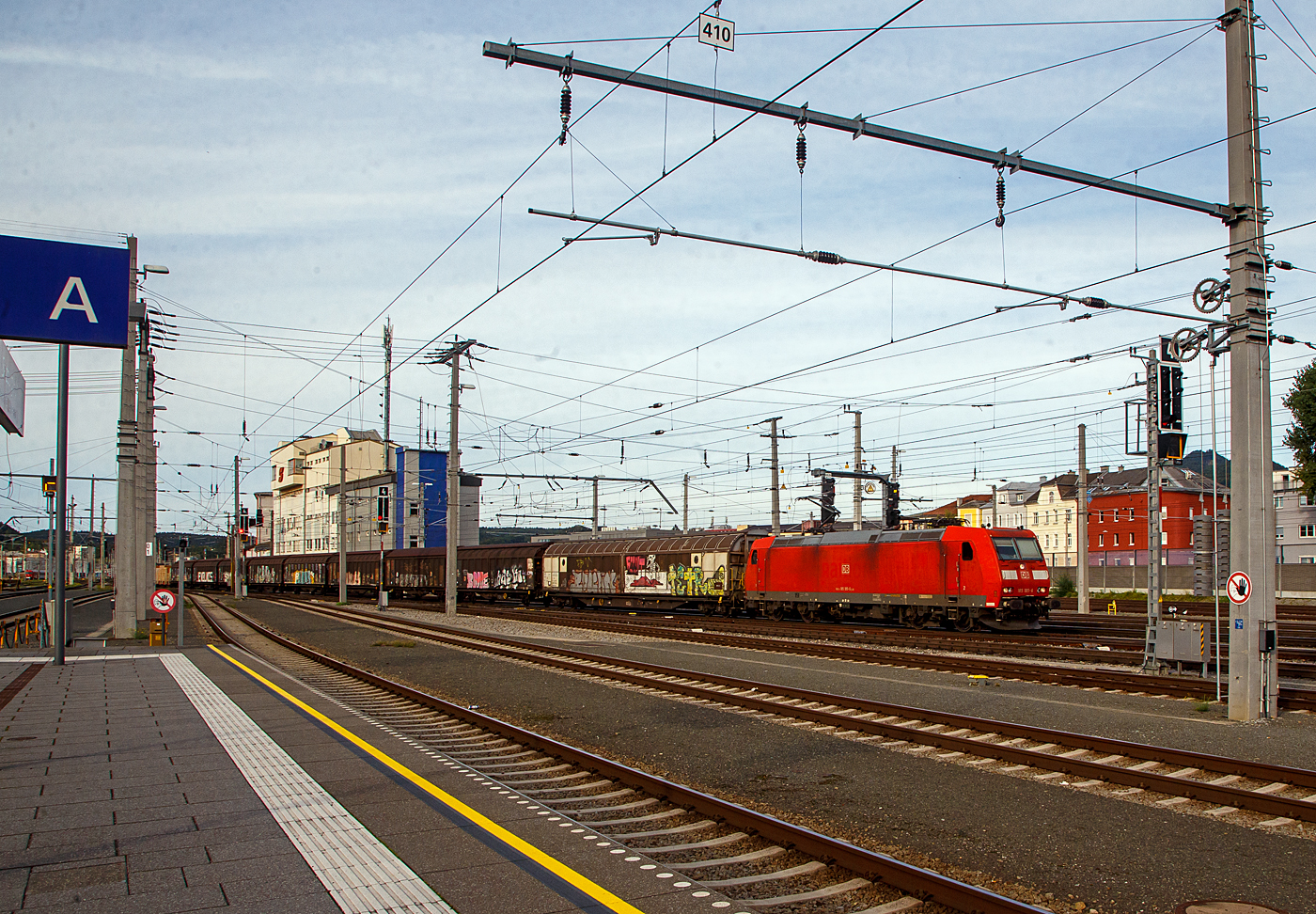 Die 185 185-6 (91 80 6185 185-6 D-DB) der DB Cargo f�hrt am 12.09.2022 mit einem gemischten G�terzug durch den Hbf Salzburg in Richtung Deutschland.

Die TRAXX F140 AC wurde 2004 bei Bombardier in Kassel unter der Fabriknummer 33669 gebaut. 
