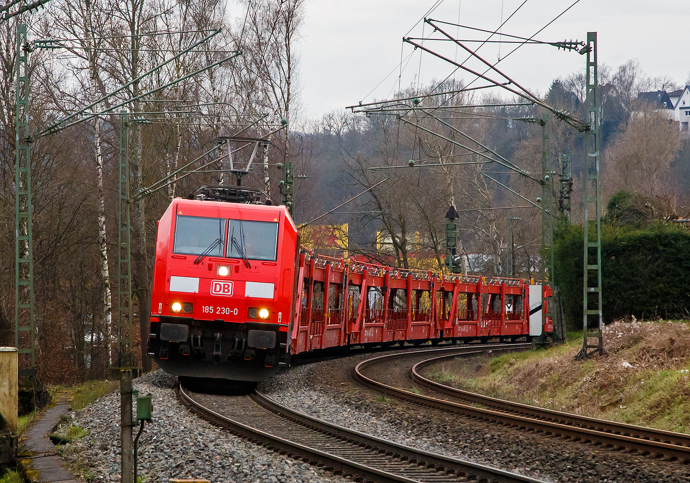 Die 185 230-0 (91 80 6185 230-0 D-DB) der DB Cargo AG fährt am 22.02.2023, mit einem leeren Autotransportzug (Wagen der Gattung Laaeffrs 561 der DB Cargo Logistics GmbH, ex ATG), durch Kirchen (Sieg) in Richtung Siegen.

Die TRAXX F140 AC 2 wurde 2005 bei Bombardier in Kassel unter der Fabriknummer 33757 gebaut. 