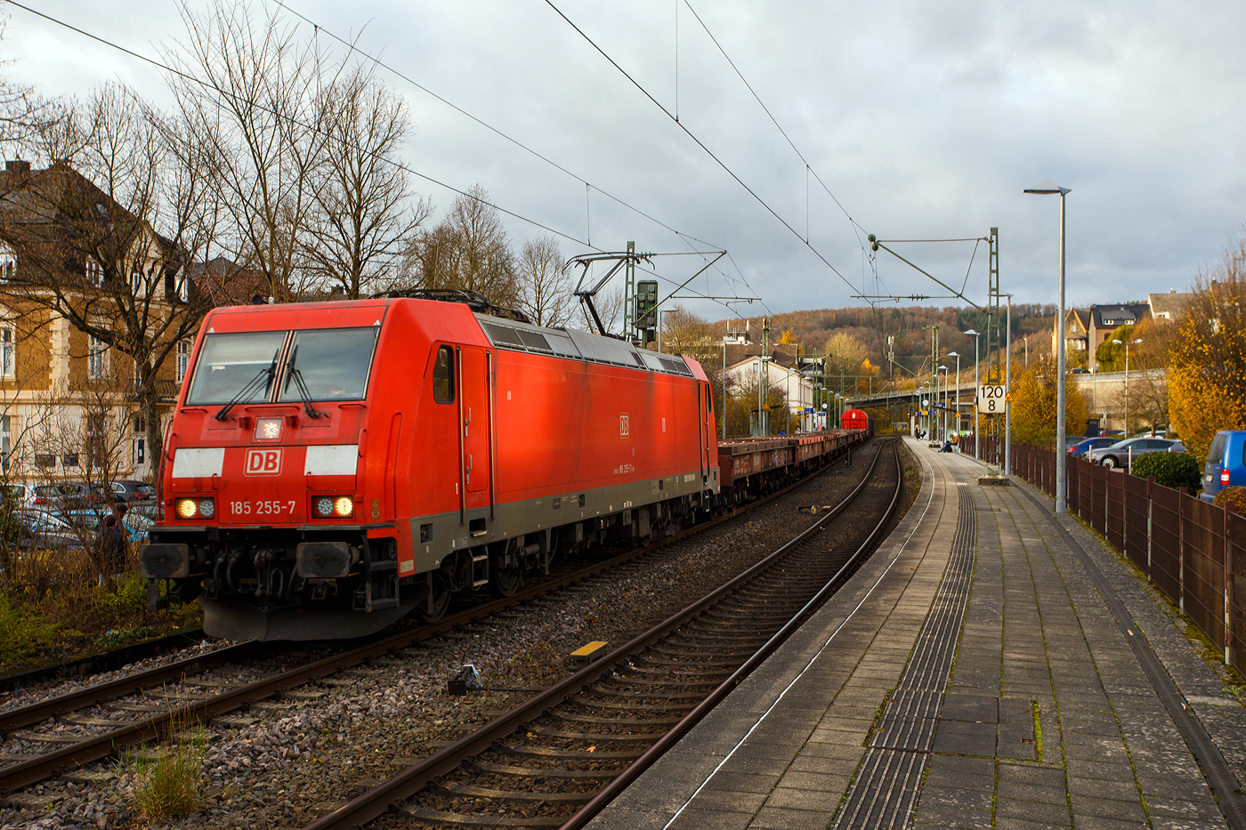 Die 185 255-7 (91 80 6185 255-7 D-DB) der DB Cargo AG fährt am 11 November 2025 mit einem gemischten Güterzug (vermutlich alles leere Wagen) durch Kirchen/Sieg in Richtung Köln. 

Die TRAXX F140 AC2 wurde 2006 bei Bombardier in Kassel unter der Fabriknummer 34101 gebaut. Sie hat die Zulassungen für Deutschland und Österreich. 
