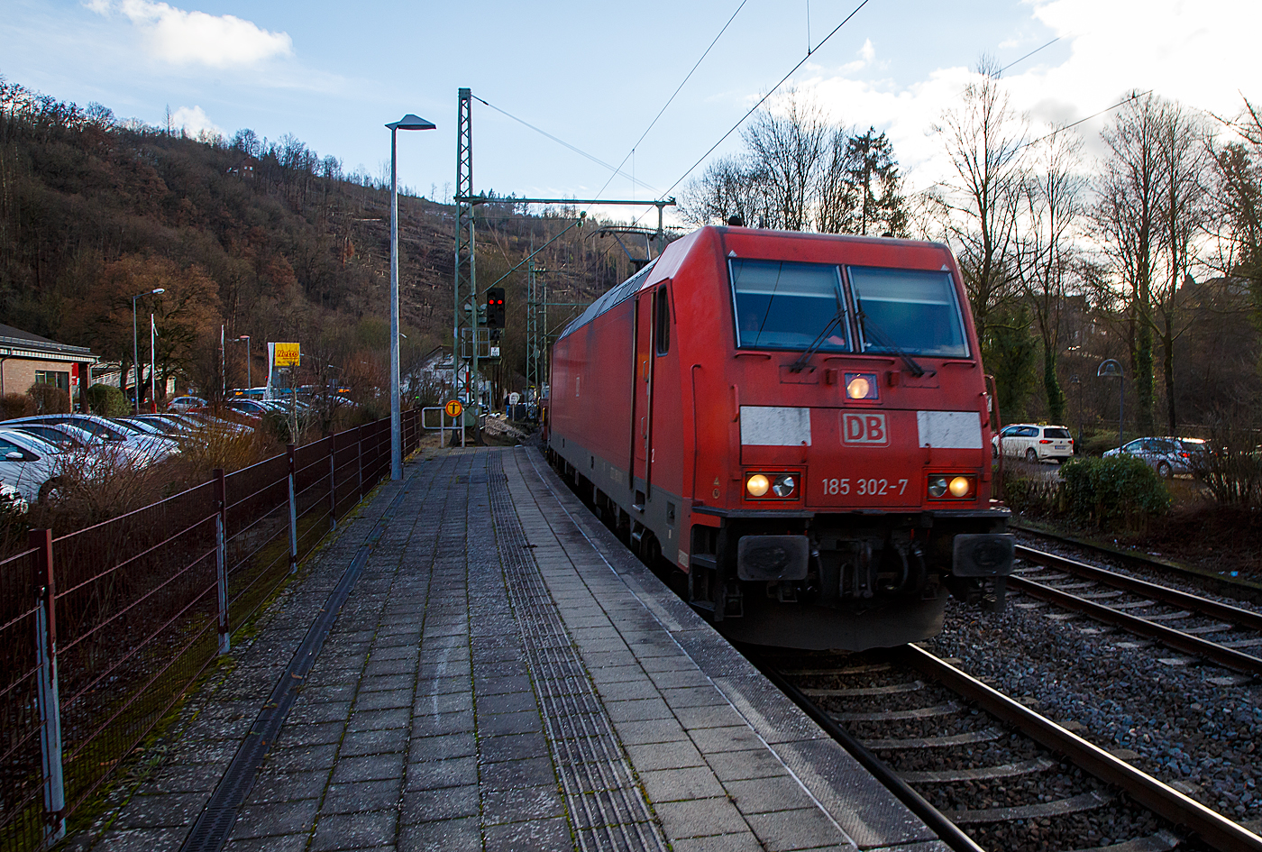 Die 185 302-7 (91 80 6185 302-7 D-DB) der DB Cargo AG fährt am 17.01.2023 mit einem Warmband-Coilzug durch Kirchen (Sieg) in Richtung Siegen.

Die TRAXX F140 AC2 wurde 2007 bei Bombardier in Kassel unter der Fabriknummer 34170 gebaut. 
