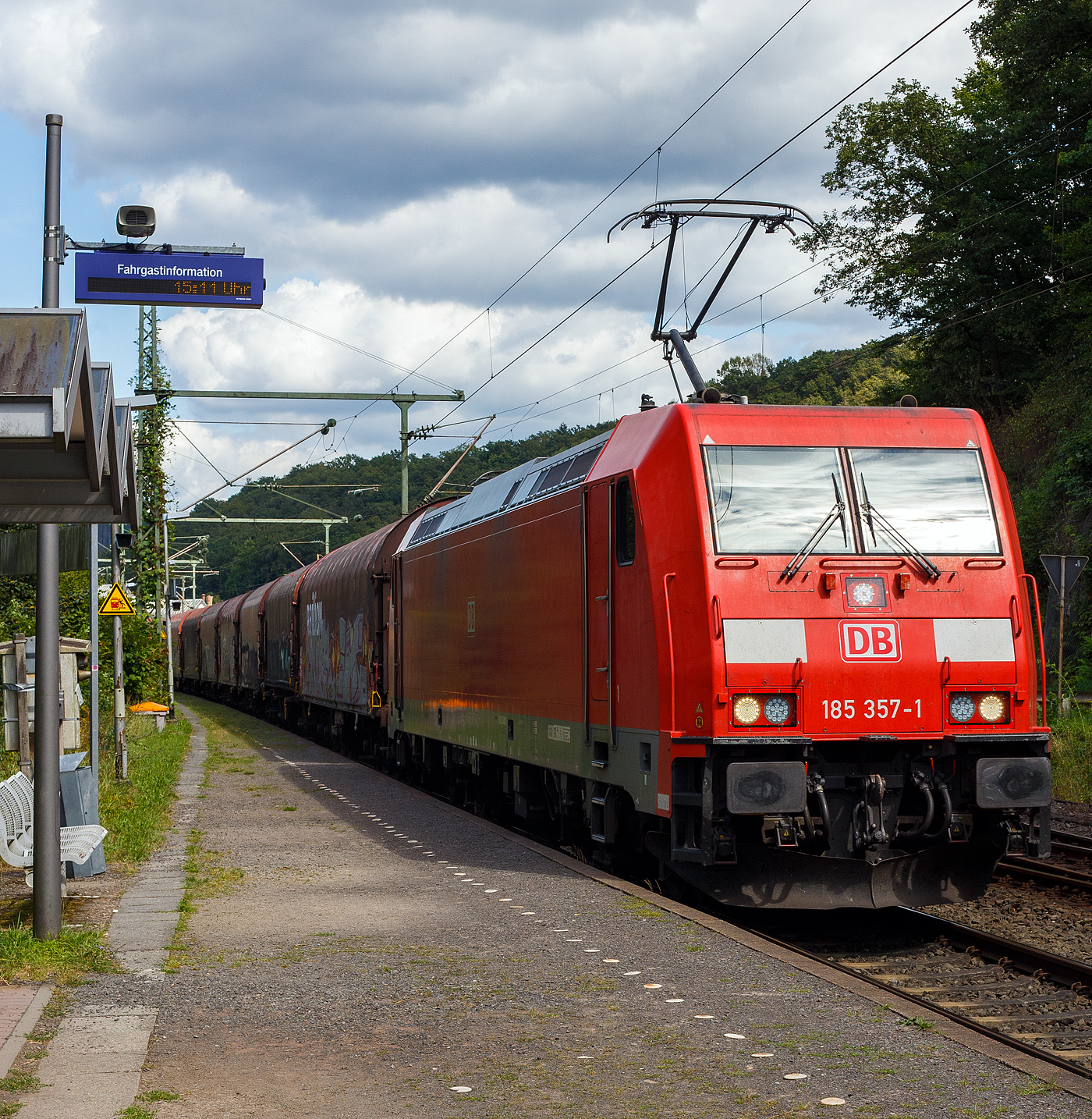 Die 185 357-1 (91 80 6185 357-1 D-DB) der DB Cargo AG fährt am 08 August 2024 mit einem Coilzug (Drehgestellflachwagen mit verschiebbarem Planenverdeck der Gattung Sahimms u.ä.) durch Scheuerfeld (Sieg) in Richtung Köln.

Die TRAXX F140 AC2 wurde 2008von der Bombardier Transportation GmbH in Kassel unter der Fabriknummer 34269 gebaut. Sie hat die Zulassungen für Deutschland und Österreich.
