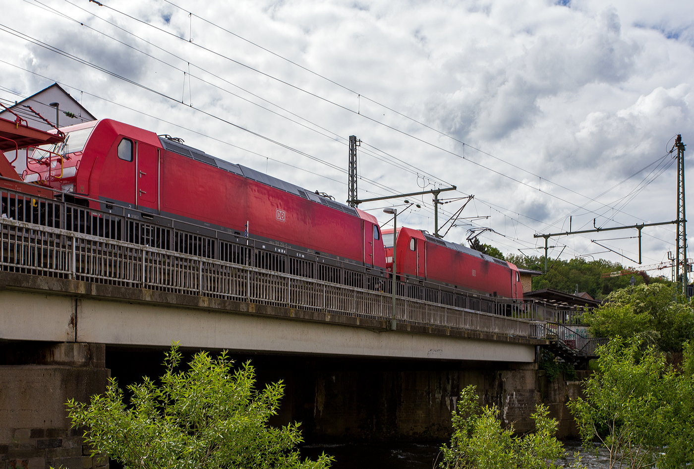 Die 185 370-4 (91 40 6185 370-4 D-DB) der DB Cargo AG fährt am 05 Mai 2024 mit der kalten 185 254-0 (91 40 6185 254-0 D-DB) und einem SUV´s beladenen Autotransportzug der DB Cargo Logistics GmbH, ex ATG, durch Betzdorf (Sieg) in Richtung Köln.