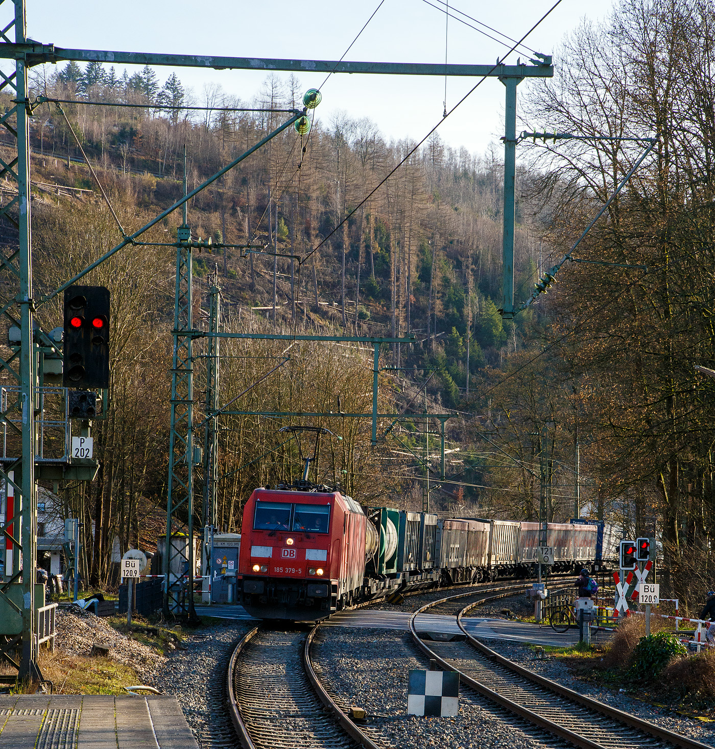 Die 185 379-5 (91 80 6185 379-5 D-DB) der DB Cargo AG fährt am 17.01.2023 mit einem Containerzug durch Kirchen (Sieg) in Richtung Siegen.

Die TRAXX F140 AC2 wurde 2009 bei Bombardier Transportation GmbH in Kassel unter der Fabriknummer 34665 gebaut. 
