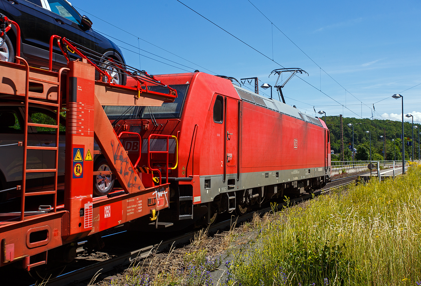 Die 185 388-6 (91 80 6185 388-6 D-DB) der DB Cargo AG fährt am 28 Juni 2024 mit einem beladenen Autotransportzug (Wagen der Gattung Laaeffrs 560.1) Gattung Laaers 560.1 der DB Cargo Logistics GmbH (ex DB Schenker ATG), durch Rudersdorf (Kreis Siegen) in Richtung Gießen bzw. Frankfurt (südlicher Richtung).

Die TRAXX F 140 AC2 wurde 2009 von der Bombardier Transportation GmbH in Kassel unter der Fabriknummer 34695 gebaut.
