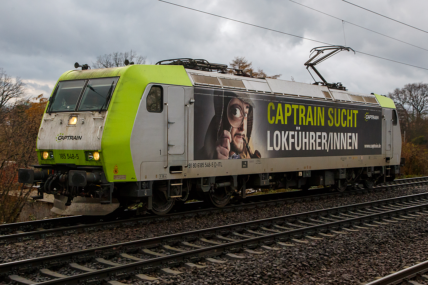 Die 185 548-5 (91 80 6185 548-5 D-ITL) der ITL Eisenbahngesellschaft mbH (Tochtergesellschaft der CAPTRAIN Deutschland GmbH), mit Werbung „Captrain sucht Lokführer/innen“, fährt am Nachmittag des 07.12.2022 als Lz (Lokzug/Triebfahrzeugfahrt), auf der Elbtalbahn (KBS 247), durch Dresden-Strehlen in Richtung Pirna.

Die TRAXX F140 AC1 wurde 2006 von der Bombardier Transportation GmbH in Kassel unter der Fabriknummer 33739 gebaut. Sie hat die Zulassungen für Deutschland und Österreich (D/A). Für Ungarn hatte si auch mal eine Zulassung, sie war auch 2008 an die ungarische EUROCOM vermietet, aber nach meiner Sichtung ist ein „H“ für Ungarn nicht mehr angeschrieben.

