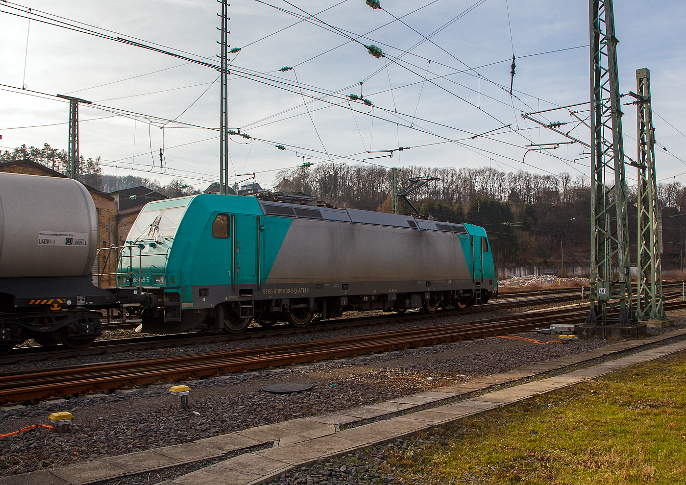 Die 185 609-5 (91 80 6185 609-5 D-ATLU) der Alpha Trains Luxembourg f�hrt am 09.02.2023 mit einem gemischten G�terzug durch den Betzdorf (Sieg) in Richtung K�ln. 

Die TRAXX F140 AC2 wurde 2008 von Bombardier in Kassel unter der Fabriknummer 34244 gebaut und an die Alpha Trains Belgium geliefert. Sie hat die Zulassungen f�r Deutschland, �sterreich und Ungarn. In ihrer relativ kurzen Betriebszeit hat sie schon viele NVR-Stationen gehabt. Wer hier der Mieter ist mir nicht bekannt.