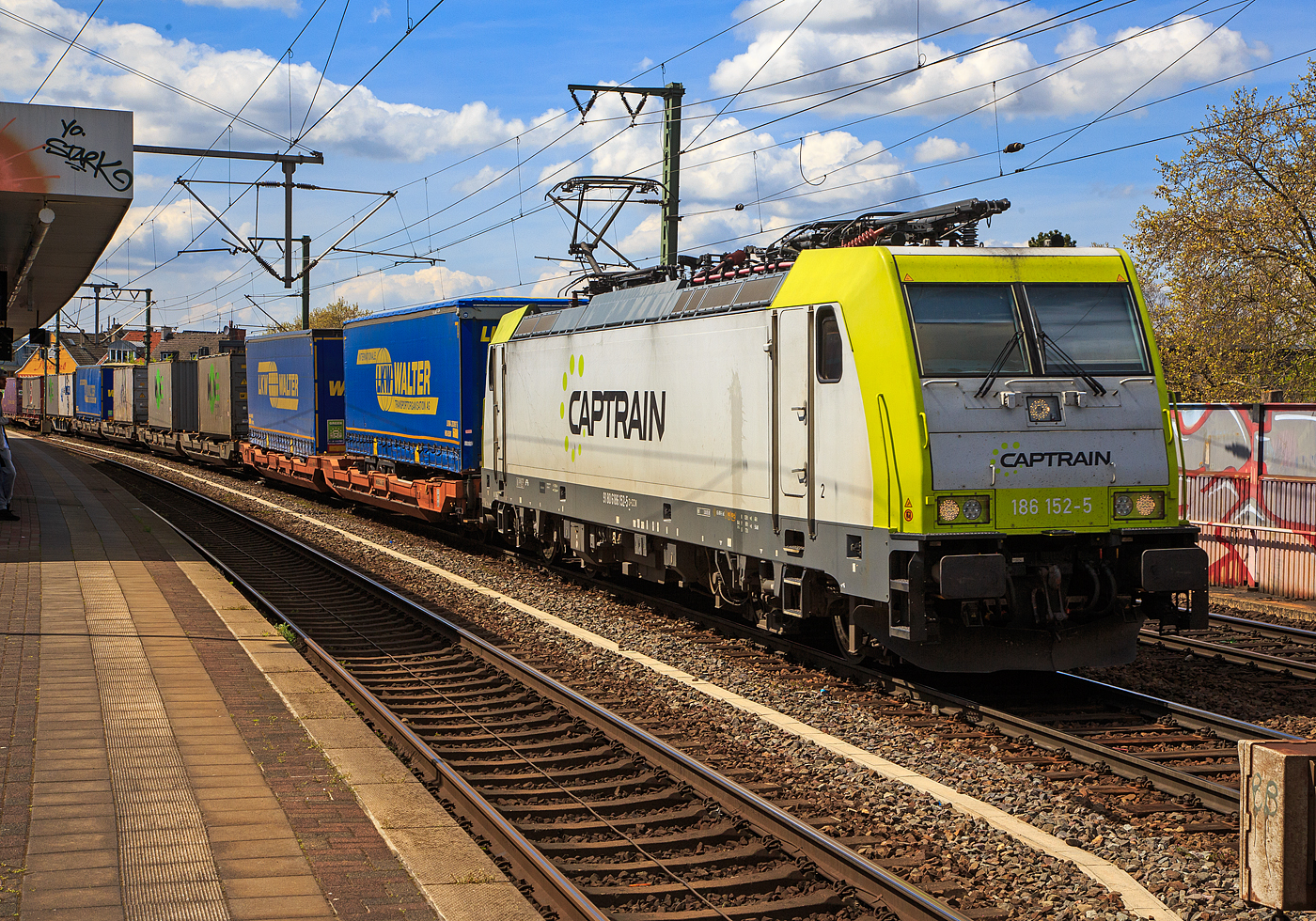 Die 186 152-5 (91 80 6186 152-5 D-CCW) der CCW - Captrain Deutschland CargoWest GmbH (Gütersloh) fährt am 30.04.2023 mit einem KLV-Zug durch den Bahnhof Köln-Ehrenfeld in Richtung Köln-West.

Die Bombardier TRAXX F140 MS(2E) wurde 2018 von Bombardier in Kassel unter der Fabriknummer 35419 gebaut und an die ITL - Eisenbahngesellschaft mbH in Dresden (Tochter der Captrain) als 91 80 6186 152-5 D-ITL geliefert. Die Multisystemlokomotive hat die Zulassungen bzw. besitzt die Länderpakete für Deutschland, Österreich, Belgien und die Niederland (D/A/B/NL).