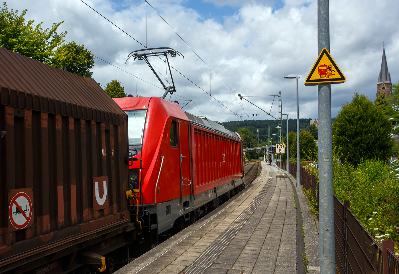 Die 187 123 (91 80 6187 123-5 D-DB) der DB Cargo AG fährt am 16 Juli 2025 mit einem Coilzug (Zug 9921) durch Kirchen (Sieg) in Richtung Siegen. Via Siegen ging der Zug zum Gbf Kreuztal, von dort dann (laut Laufzettel) zum Eichener Walzwerk. Der Zug kam von Dortmund-Stockheide, so wäre er eigentlich über die Ruhr-Sieg-Strecke gelaufen, aber diese ist zwischen Lennestadt-Altenhundem und Welschen Ennest wegen Brückenarbeiten bis 28.07.2025 gesperrt.

Nochmals einen lieben Gruß an den netten Lokführer zurück.

Die Bombardier TRAXX F140 AC3 wurde 2017 von der Bombardier Transportation GmbH in Kassel unter der Fabriknummer 35273 gebaut. Einschläge Seiten im Netz schreiben die Lok sei seit 2021 an die DB Cargo Tochter RBH Logistics GmbH (Gladbeck) verkauft, ich konnten aber deutlich den DB-Keks und die UIC-Kennung (D-DB) sehen. Die TRAXX F140 AC3 Varianten der DB Cargo (BR 187.1) haben keine Last-Mile-Einrichtung. Die Höchstgeschwindigkeit beträgt 140km/h. Die Lok hat nur die Zulassung für Deutschland. Die Lokomotiven können in gemischter Mehrfachtraktion mit BR185 und BR186 eingesetzt werden.

Heute war meine Ausbeute an der Siegstrecke sehr erfolgreich, in nicht einmal 1,5 Stunden konnte ich 11 Güterzüge ablichten, zudem grüßten mich alle Lokführer recht freundlich. Das ist an der Siegstrecke sehr viel, es gab wohl Probleme auf den Rheinstecken, sowie die Streckensperrung der Ruhr-Sieg-Strecke.