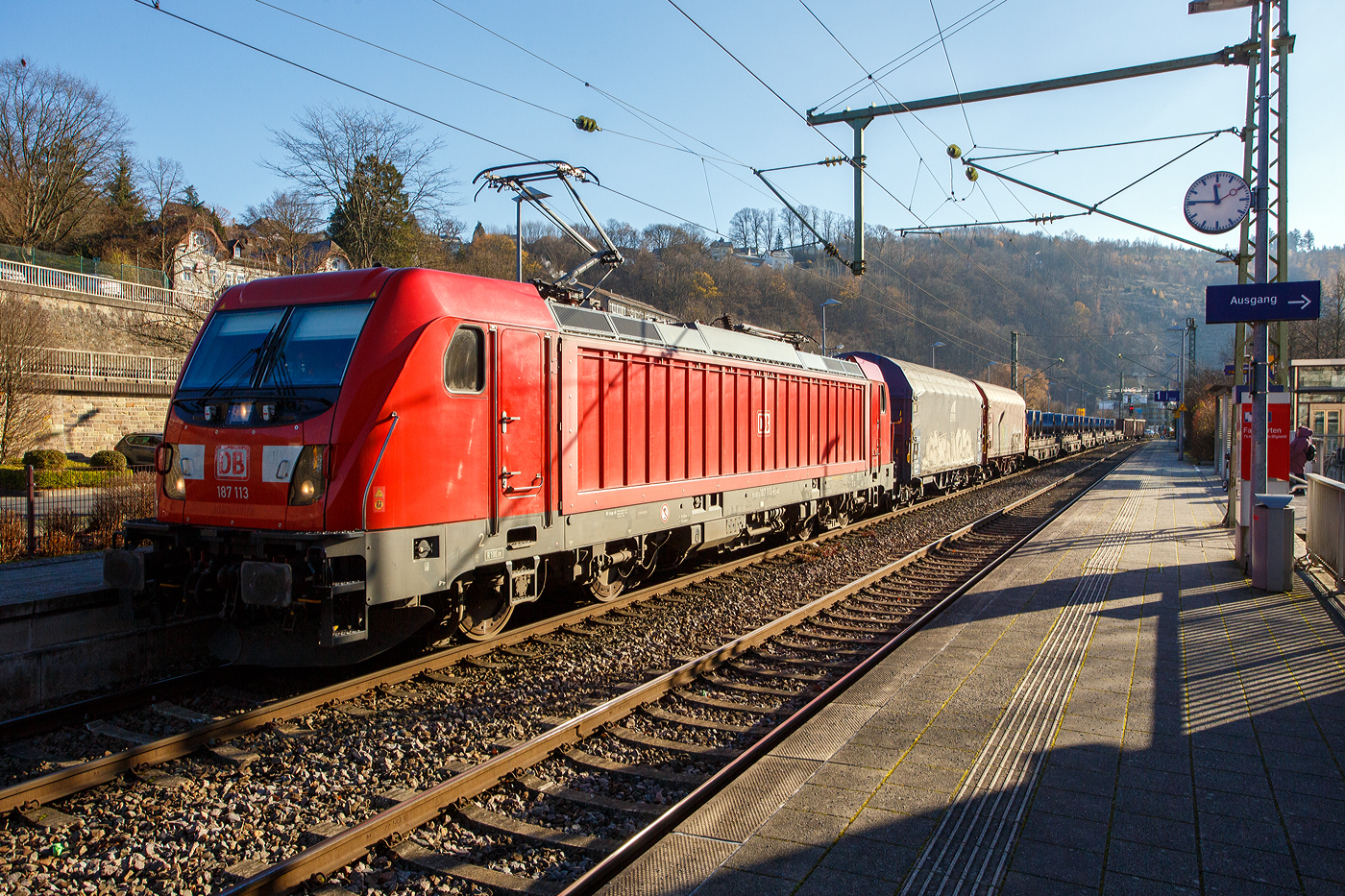 Die 187 148-2 (91 80 6187 148-2 D-DB) der DB Cargo AG fährt am 13 November 2025 mit einem Coilzug durch Betzdorf (Sieg) in Richtung Köln. Im Vordergrund der Rbf, hier werden Gleise erneuert.

Die Bombardier TRAXX F140 AC3 wurde 2016 von der Bombardier Transportation GmbH in Kassel unter der Fabriknummer 35239 gebaut. Die für 140 km/h konzipierte Lok hat nur die Zulassung für Deutschland. 