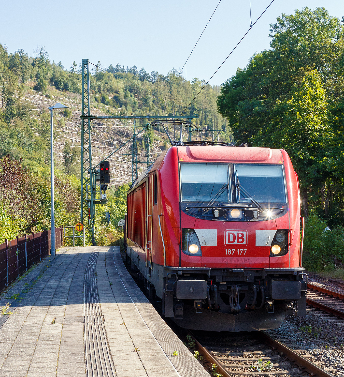 Die 187 177 (91 80 6187 177-1 D-DB) der DB Cargo AG fährt am 17 September 2024 mit einem gemischten Güterzug durch Kirchen (Sieg).

Die Bombardier TRAXX F140 AC3 wurde 2018 von der Bombardier Transportation GmbH in Kassel unter der Fabriknummer 35507 gebaut. Die TRAXX F140 AC3 Varianten der DB Cargo (BR 187.1) haben keine Last-Mile-Einrichtung. Die Höchstgeschwindigkeit beträgt 140km/h. Die Lok hat nur die Zulassung für Deutschland. Die Lokomotiven können in gemischter Mehrfachtraktion mit BR185 und BR186 eingesetzt werden.
