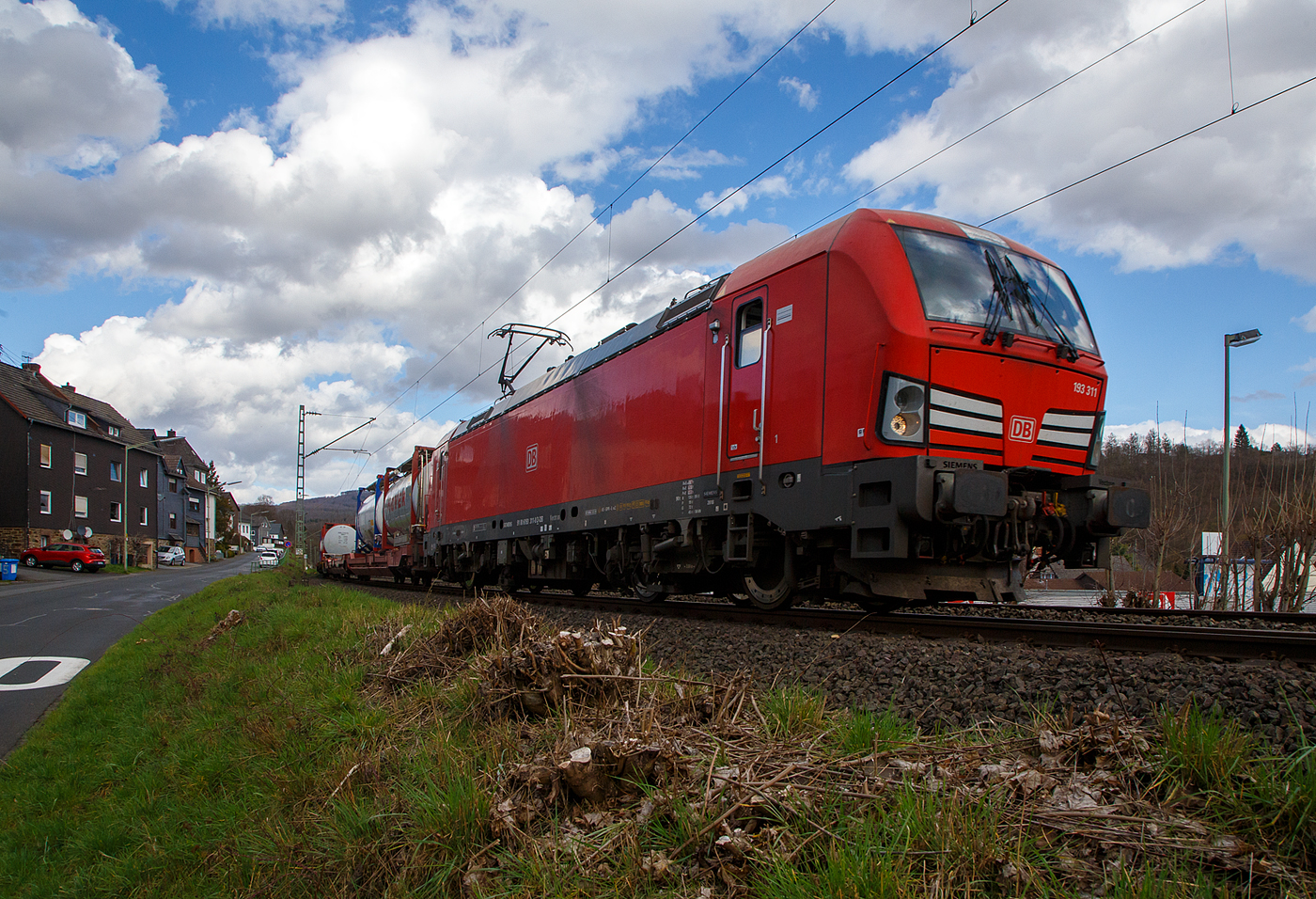 Die 193 311-8 (91 80 6193 311-8 D-DB) der DB Cargo fährt am 24.03.2023 mit einem gemischten Güterzug durch Kirchen (Sieg) in Richtung Köln.

Die SIEMENS Vectron MS wurde 2018 von Siemens in München-Allach unter der Fabriknummer 22452 gebaut. Diese Vectron Lokomotive ist als MS – Lokomotive (Multisystem-Variante) mit 6.400 kW und einer Höchstgeschwindigkeit von 200 km/h konzipiert und zugelassen für Deutschland, Österreich, Schweiz, Italien und Niederlande (D/A/CH/I/NL).
