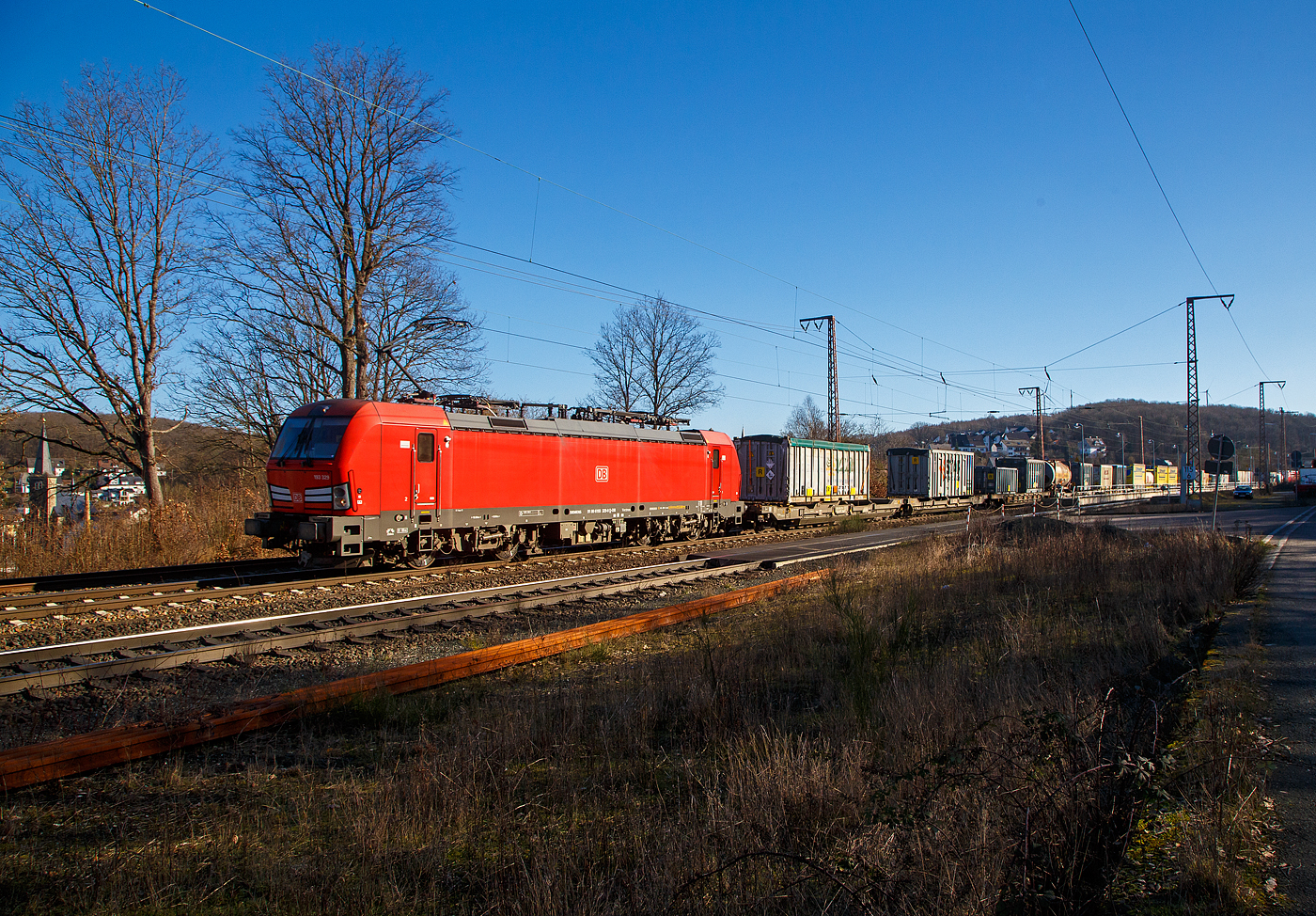 Die 193 329-0 (91 80 6193 329-0 D-DB) der DB Cargo AG fährt am 07.2.2023 mit einem „HUPAC“ KLV-Zug durch Rudersdorf (Kr. Siegen) in Richtung Siegen. Hier befährt der Zug die Dillstrecke (KBS 445) von dieser geht es bei Siegen-Ost auf die Siegstrecke (KBS 460) in Richtung Köln. Weil die Ruhr-Sieg-Strecke (KBS 440) nicht das KV-Profil P/C 400 aufweist, sind solche Züge dort nur bis Kreuztal zum Südwestfalen Container-Terminal möglich.

Die Siemens Vectron MS (200 km/h - 6.4 MW) wurden 2018 von Siemens unter der Fabriknummer 22404 und gebaut, sie hat die Zulassungen für Deutschland, Österreich, Schweiz, Italien und die Niederlande (D/A/CH/I/NL).
