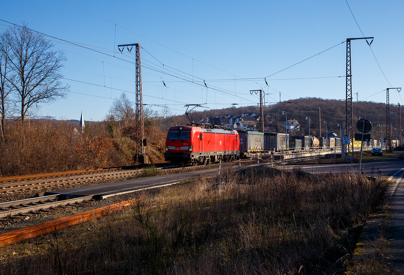 Die 193 329-0 (91 80 6193 329-0 D-DB) der DB Cargo AG fährt am 07.2.2023 mit einem „HUPAC“ KLV-Zug durch Rudersdorf (Kr. Siegen) in Richtung Siegen. Hier befährt der Zug die Dillstrecke (KBS 445) von dieser geht es bei Siegen-Ost auf die Siegstrecke (KBS 460) in Richtung Köln. Weil die Ruhr-Sieg-Strecke (KBS 440) nicht das KV-Profil P/C 400 aufweist, sind solche Züge dort nur bis Kreuztal zum Südwestfalen Container-Terminal möglich.

Die Siemens Vectron MS (200 km/h - 6.4 MW) wurden 2018 von Siemens unter der Fabriknummer 22404 und gebaut, sie hat die Zulassungen für Deutschland, Österreich, Schweiz, Italien und die Niederlande (D/A/CH/I/NL).