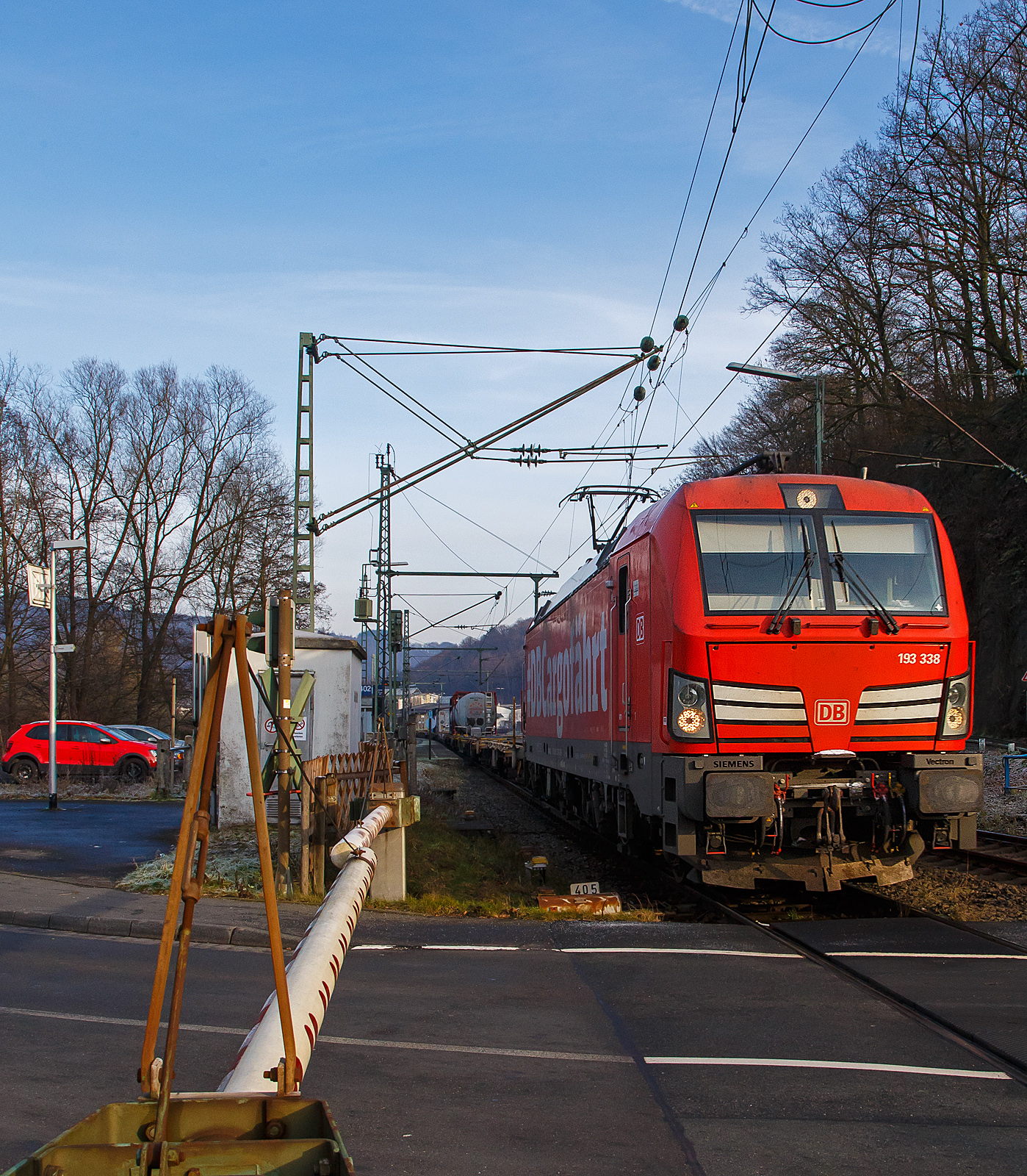 Die 193 338 (91 80 6193 338-1 D-DB) der DB Cargo AG fährt am 18.01.2023 mit einem KLV-Zug durch Scheuerfeld (Sieg) in Richtung Köln. Sie trägt an der Seite die Werbung „#DBCargofährt“

Die Siemens Vectron MS (200 km/h - 6.4 MW) wurden 2018 von Siemens unter der Fabriknummer 22465 und gebaut, sie hat die Zulassungen für Deutschland, Österreich, Schweiz, Italien und die Niederland (D/A/CH/I/NL).
