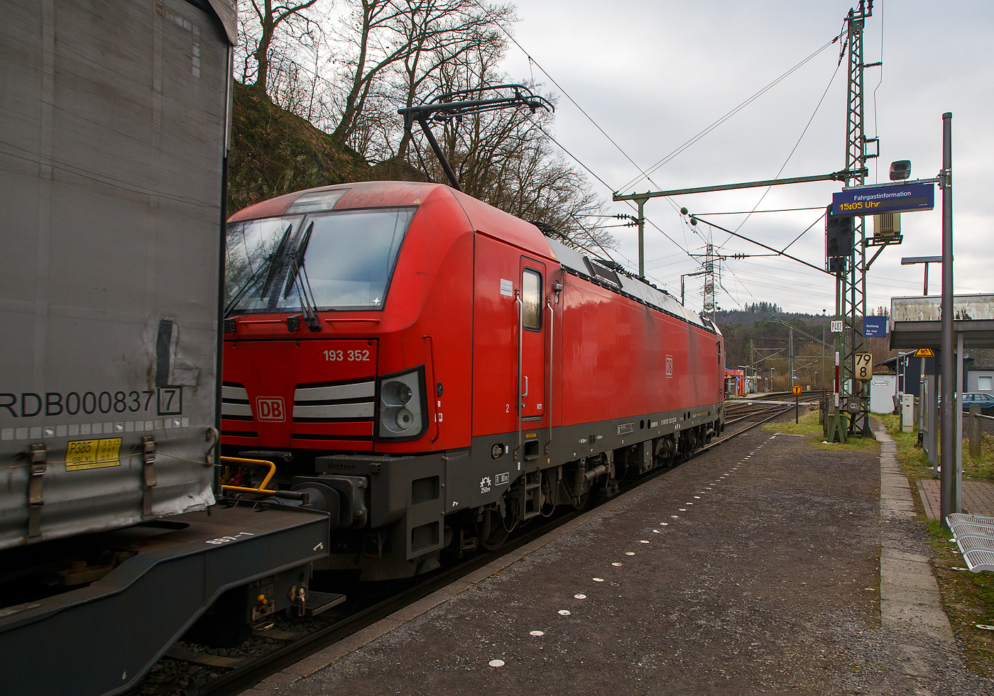 Die 193 352-2 (91 80 6193 352-2 D-DB) der DB Cargo AG fährt am 28.01.2023 mit einem KLV-Zug durch Scheuerfeld (Sieg) in Richtung Köln.

Die Siemens Vectron MS (200 km/h - 6.4 MW) wurden 2018 von Siemens unter der Fabriknummer 22475 und gebaut, sie hat die Zulassungen für D/A/CH/I/NL und kann so vom Mittelmeer bis an die Nordsee ohne Lokwechsel durchfahren. 
