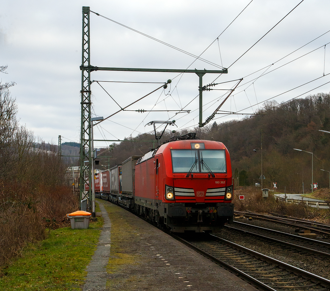 Die 193 352-2 (91 80 6193 352-2 D-DB) der DB Cargo AG f�hrt am 28.01.2023 mit einem KLV-Zug durch Scheuerfeld (Sieg) in Richtung K�ln.

Die Siemens Vectron MS (200 km/h - 6.4 MW) wurden 2018 von Siemens unter der Fabriknummer 22475 und gebaut, sie hat die Zulassungen f�r D/A/CH/I/NL und kann so vom Mittelmeer bis an die Nordsee ohne Lokwechsel durchfahren. 