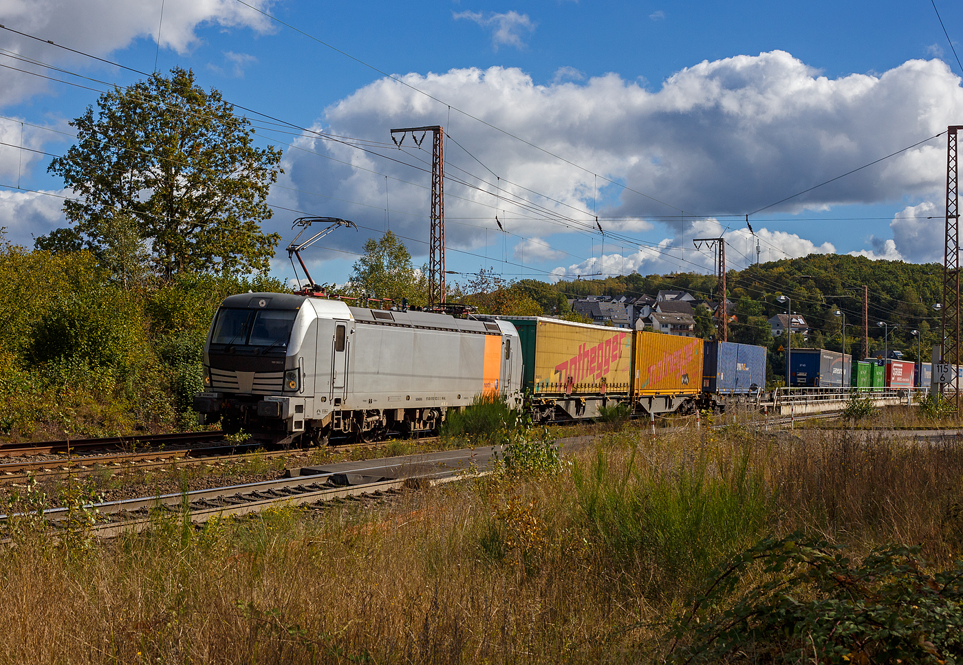 Die 193 922-2 (91 80 6193 922-2 D-NRAIL)  der Northrail GmbH fährt am 05 September 2024 mit einem KLV-Zug durch Wilnsdorf-Rudersdorf (Kr. Siegen) in Richtung Siegen,

Die Siemens Vectron AC wurde 2010 von SIEMENS in München-Allach unter der Fabriknummer 21695 gebaut und auf der InnoTrans 2010 in Berlin präsentiert. Sie war ursprünglich eine Vorführ-/Mietlok der Siemens Mobility in München, eingestellt durch die RailAdventure GmbH als 91 80 6193 922-2 D-RADVE. Im Jahr 2012 wurde sie durch SIEMENS umgebaut, dabei erhielt sie temporär eine Last-Mile Dieseleinheit und wurde in 91 80 6192 961-1 D-PCW umgezeichnet (damals war die BR 192 noch frei). So wurde sie, als Vectron mit LM auf der InnoTrans 2012 in Berlin präsentiert. Im Dezember 2012 wurde sie dann in die Vectron AC Variante B03 (D / A / H) zurück gebaut und zur 91 80 6193 922-2 D-PCW umgezeichnet.

Im Dezember 2013 die Paribus Rail Portfolio III GmbH & Co. KG (Hamburg) verkauft und in die Vectron AC Variante B06 für Schweden umgebaut und über Railpool als 91 80 6193 922-2 D-Rpool eingestellt und wurde an die SkJb - Skandinaviska Jernbanor AB nach Schweden vermietet, später war sie für die Hector Rail AB in Schweden unterwegs. 

2018 ging sie dann wieder nach Deutschland und wurde durch Siemens in München in die heutige Vectron AC B01 Variante (Zulassung Deutschland und Österreich) umgebaut und in 91 80 6193 922-2 D-NRAIL umgezeichnet. Eigentümer ist die Paribus Rail Portfolio III GmbH & Co. KG, die die LOKS für die Northrail GmbH finanziert.
