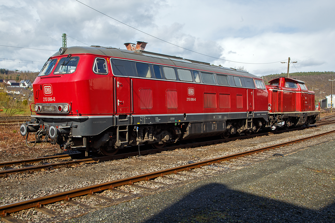 Die 215 086-0 (eigentlich 225 086-8 / 92 80 1225 086-8 D-EVG) und die Steilstecken V100.20, die 213 336-1 (92 80 1213 336-1 D-EVG), bei der Eifelbahn Verkehrsgesellschaft mbH (bzw. der RE - Rheinische Eisenbahn Rhein),  sind am 25.03.2023 beim Kleinbahnhof der WEBA (Westerwaldbahn) in Scheuerfeld (Sieg) abgestellt. 