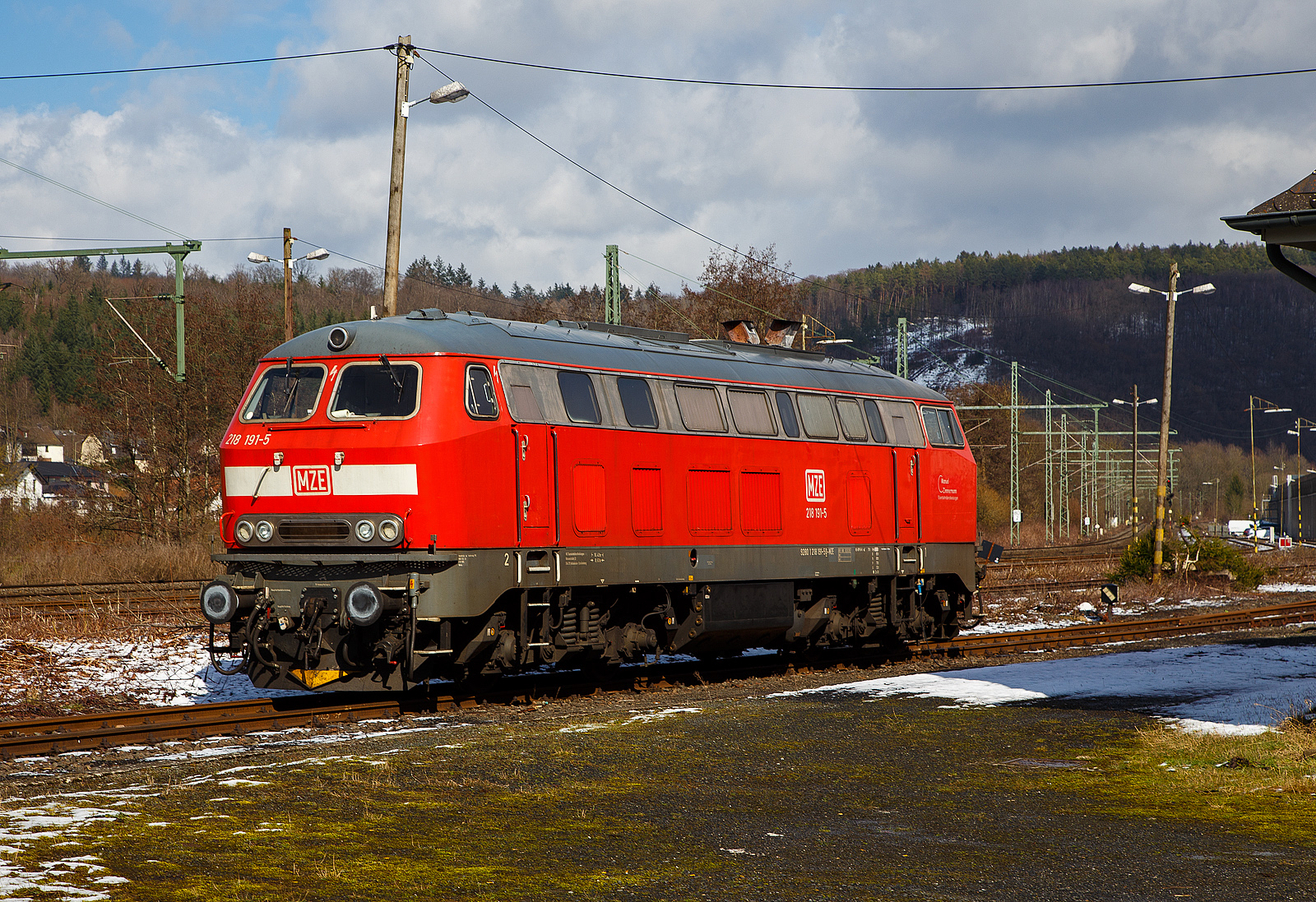 Die 218 191-5 (92 80 1218 191-5 D-MZE) der MZE - Manuel Zimmermann Eisenbahndienstleistungen ist am 15.03.2023 beim Kleinbahnhof der WEBA (Westerwaldbahn) abgestellt.

Die V 164 (BR 218) wurde 1973 bei Krupp unter der Fabriknummer 5205 gebaut und an die DB geliefert, im Juli 2018 wurde sie dann ausgemustert und an Manuel Zimmermann Eisenbahndienstleistungen verkauft.