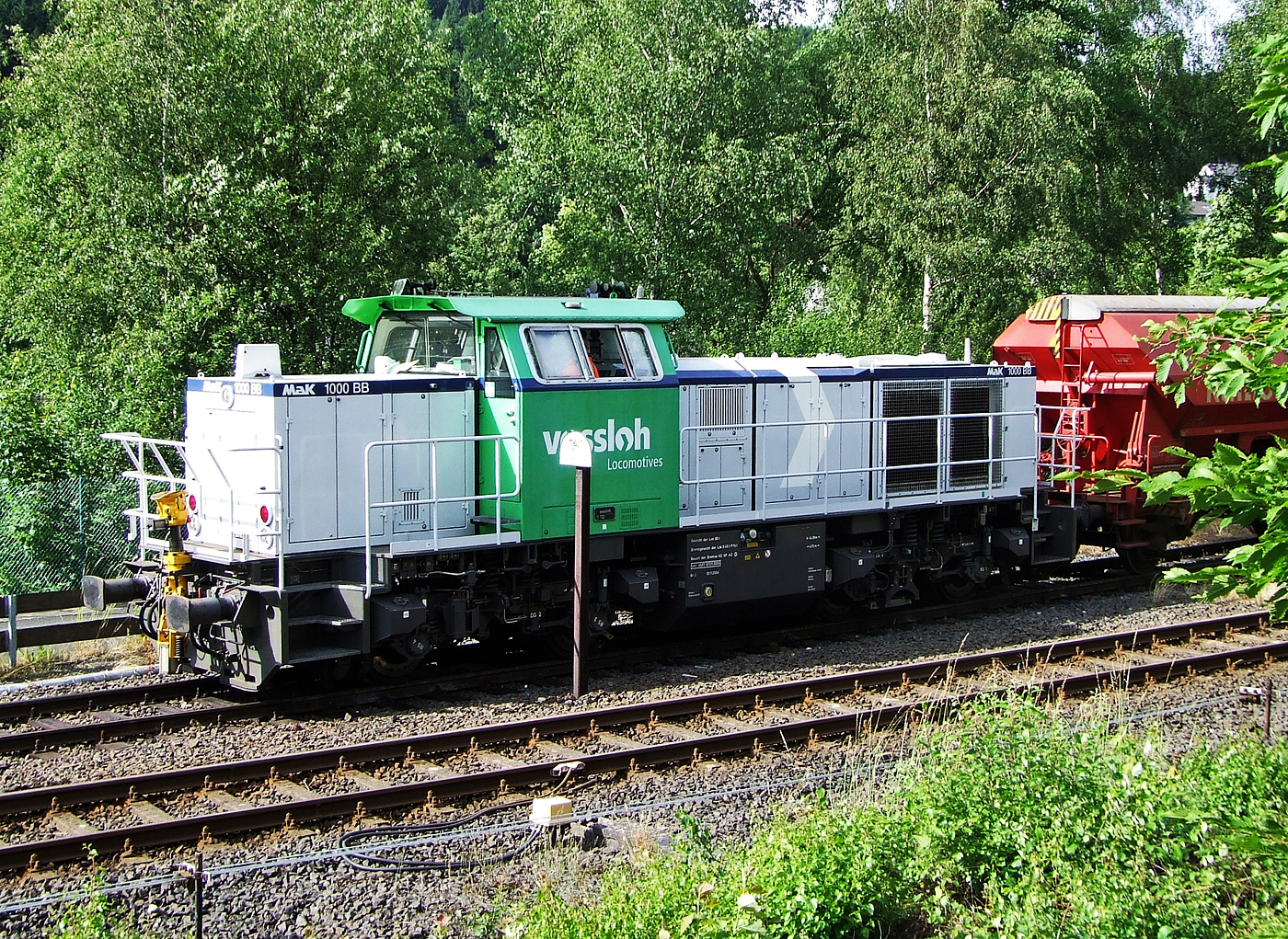 Die 271 001-0 eine MaK G 1000 BB der Vossloh Locomotives GmbH als Mietlok in Diensten der Kreisbahn Siegen-Wittgenstein (KSW) hier am 20.06.2008 in Herdorf.

Diese G 1000 BB ist die allererste dieses Typs und wurde 2002 von Vossloh in Kiel unter der Fabriknummer 1001322 gebaut. Seit 2008 geh�rt sie der northrail GmbH (Hamburg) und tr�gt die NVR-Nummer 92 80 1271 001-0 D-NRAIL.
