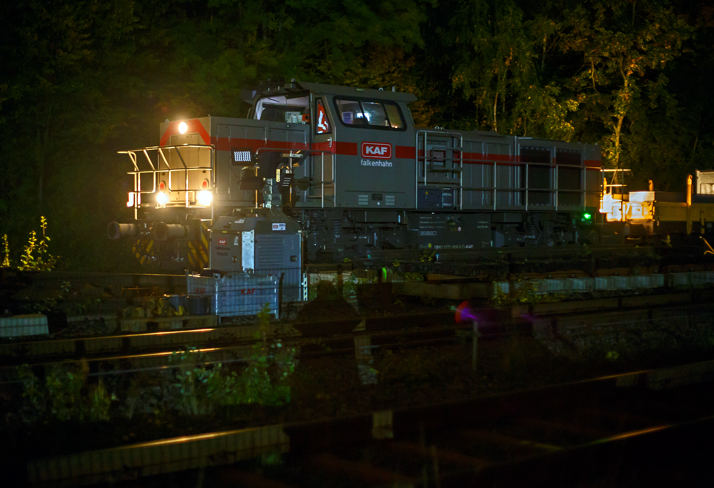 Die 271 006-9 „Julius“ (92 80 1271 006-9 D-KAF), eine Vossloh G 1000 BB, der KAF - Falkenhahn Bau AG (Kreuztal) hat am Abend des 10 Oktober 2025 auf Gleis 4, mit einem Kranzug der Hering Bahnbau, sowie mit einigen Flachwagen, den Bahnhof Herdorf erreicht. Hier sollen am Wochenende Weichen gewechselt werden.

Der Kranzug bestand aus dem 125 t KIROW Gleisbauschienenkran KIROW Multi Tasker KRC 810 T (mit Schwerlastausr�stung), D-HGUI 99 80 9419 024-1, ex 97 82 53 513 19-3, der HERING Bahnbau GmbH. Vor dem Kran der Schutzwagen auslegerseitig, 37 80 3999 048-6 D-HGUI, der Gattung Res, u.a. beladen mit der Traverse, Anschlagmittel und sonstiges Zubeh�r). Hinter dem Kran als Schutzwagen gegenlastseitig die vierachsige (2 x 2-achsige) lange Flachwageneinheit mit abgesenktem Fu�boden (ohne Radvorlegern) 27 80 4348 084-9 D-HGUI, der Gattung Laadkks (TWA 850 RV).
