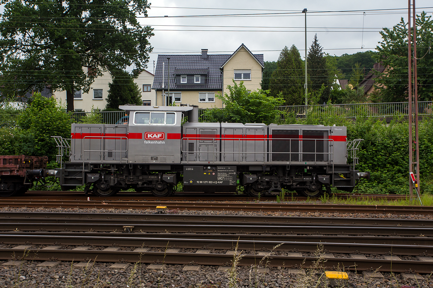 Die 271 022-6 „Charlotte“  (92 80 1271 022-6 D-KAF), ex MRCE bzw. ex HGK DH 49, eine Vossloh G 1000 BB der KAF Falkenhahn Bau AG rangiert mit einem Schwellenzug (mit Schwellen beladene Wagen der Gattung Res 677) am 03 Juni 2024 in Kreuztal.

Die G 1000 BB wurde 2005 von Vossloh in Kiel unter der Fabriknummer 5001568 gebaut. Im Jahr 2006 wurde sie an die MRCE - Mitsui Rail Capital Europe B.V. verkauft, die die Lok an die HGK - Häfen und Güterverkehr Köln AG in Köln (HGK DH 49) vermietete, wo sie bis unter der NVR-Nummer 92 80 1271 022-6 D-DISPO fuhr. Danach hatte sie bis zum Verkauf im Jahr 2017 an die northrail GmbH in Hamburg, mehrere Mietstation. Von 2017 fuhr sie unter der NVR-Nummer 92 80 1271 022-6 D-NRAIL bis sie 2020 an die Michael Bugdoll Bau- und Sicherungsarbeiten e. K. in Dorsten ging und als 92 80 1271 022-6 D-MBBAU fuhr. Zum 01.01.2021 wurde sie an die KAF Falkenhahn Bau AG verkauft, die sie zuvor schon gemietet hatte.
