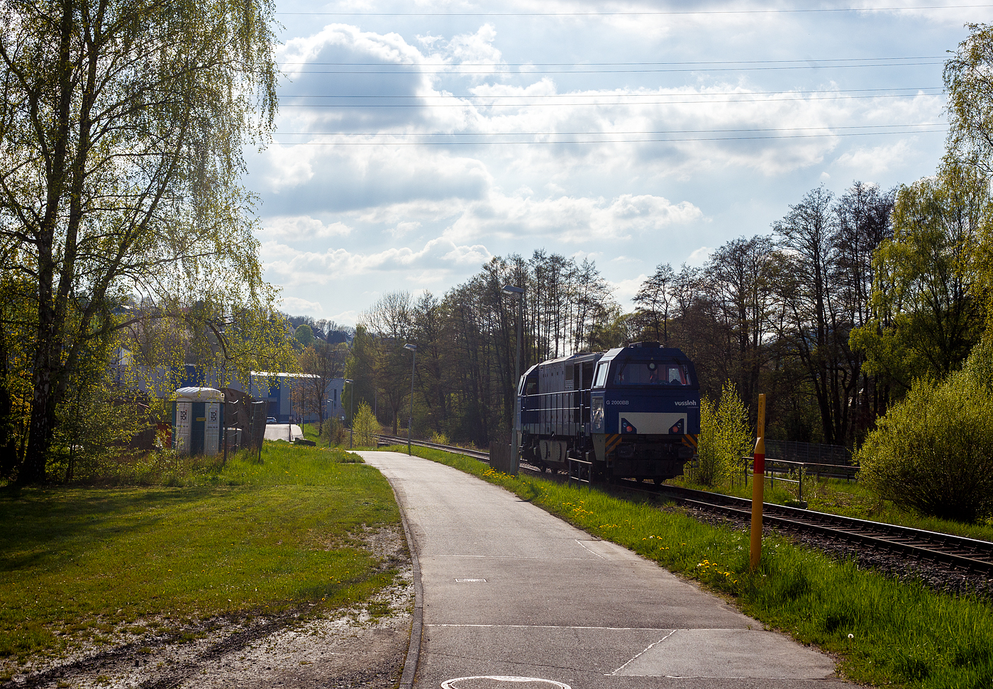Die 272 408-6 / D20 der Bentheimer Eisenbahn AG (92 80 1272 408-6 D-BE), ex Rurtalbahn V 203 (92 80 1272 408-6 D-RTBC), eine Vossloh G 2000BB (mit symmetrischem Führerhaus) im Dienst für die KSW (Kreisbahn Siegen-Wittgenstein) auf der Talbahn, hier als Lz auf der Rückfahrt vom Pfannenberg kommend in Neunkirchen-Struthütten. Hier die KSW-Bahnstrecke Herdorf–Pfannenberg-(ehem. Unterwilden) ist eine rund 8 km lange Nebenbahn, bekannt ist sie auch als „Talbahn“. Die Strecke wurde von der 1904 gegründeten Freien Grunder Eisenbahn AG betrieben. Die gebliebenen Gleise und Anlagen sind seit 1970, als Betriebsstätte FGE - Freien Grunder Eisenbahn. Teil der heutigen Kreisbahn Siegen-Wittgenstein.

Die Lok ein Vossloh G 2000-3 BB (mit symmetrischem Führerhaus) wurde 2008 von Vossloh in Kiel unter der Fabriknummer 5001752 gebaut und als V 203
(92 80 1272 408-6 D-RTB) an die RTB - Rurtalbahn GmbH in Düren geliefert. Etwa 2019 ging sie zurück an Vossloh Locomotives GmbH und war als Mietlok unterwegs, im Juli 2021 ging sie dann an die BE - Bentheimer Eisenbahn AG (Nordhorn), wo sie nun D 20 bezeichnet wird. Die Lok hat die UIC-Zulassungen für Deutschland, die Niederlande und Belgien.

TECHNISCHE DATEN:
Achsformel: B'B'
Spurweite: 1.435 mm (Normalspur)
Länge über Puffer: 17.400 mm
Drehzapfenabstand: 9.500 mm
Achsstand im Drehgestell: 2.400 mm
Treibraddurchmesser: 	1.000 mm
Höhe: 4.220 mm
Breite: 3.080 mm
Dieselmotor: Caterpillar V-16-Viertakt-Dieselmotor mit Turboaufladung und Ladeluftkühlung vom Typ CAD 3516 B-HD
Motorleistung: 2.240 kW
Motor-Nenndrehzahl: 1800/min
Getriebe: Voith L 620 reU2
Leistungsübertragung: hydraulisch
Anfahrzugkraft: 283 kN
Dienstgewicht: 87,3 t
Höchstgeschwindigkeit: 120 km/h
Kleinster bef. Halbmesser: 80 m
Bremse: KE-GP mZ (D)
Tankinhalt: 5.000
