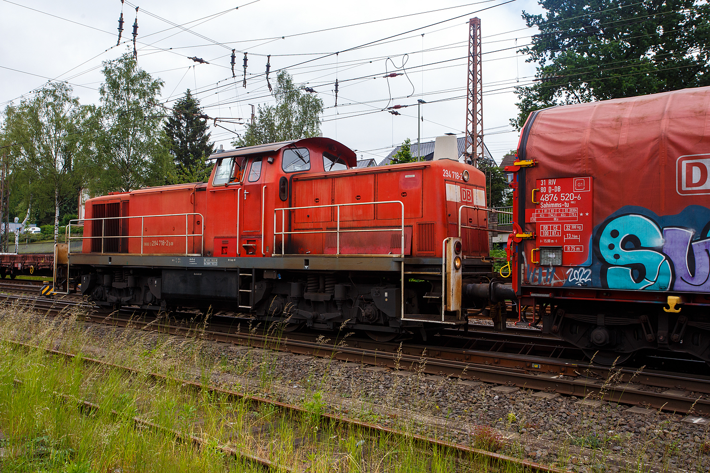 Die 294 718-2 (98 80 3294 718-2 D-DB), eine remotorisierte V 90 der DB Cargo AG drückt am 03 Juni 2024 einen langen Coilzug nun in den Gbf Kreuztal. Der Zug kam vom Werk Kreuztal-Eichen der thyssenkrupp Steel Europe AG (ehem. Eichener Walzwerk).

Die Lok wurde 1971 bei MaK in Kiel unter der Fabriknummer 1000526 gebaut und als 290 218-3 an die DB geliefert. Die Ausrüstung mit Funkfernsteuerung (Typ Krauss-Maffei) und Umzeichnung in 294 218-3 erfolgte 1996. Im Jahr 2002 erfolgte durch die DB Fahrzeuginstandhaltung GmbH, in Cottbus eine Remotorisierung durch einen neuen MTU 90° V-8-Zylinder-Dieselmotor mit Common-Rail-Einspritzsystem, Abgas-Turbolader und Ladeluftkühlung, vom Typ 8V 4000 R41. Der Motor ist auf eine Leistung von 1.000 kW (1.341 PS) bei 1.800 U/min gedrosselt. Auch wurden eine neue Lüfteranlage und ein neuer Luftpresser eingebaut, zudem bekam die Lok ein Umlaufgeländer. Durch die Remotorisierung und den Umbau erfolgte auch die Umzeichnung in die heutige 294 718-2.