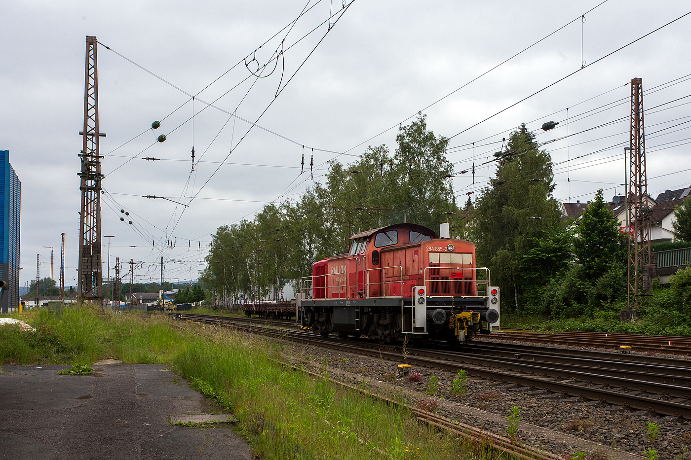 Die 294 855-2 (98 80 3294 855-2 D-DB), eine remotorisierte V 90 der DB Cargo AG fährt am 03 Juni 2004 als Lz vom Gbf Kreuztal los.

Die Lok wurde 1973 von MaK in Kiel unter der Fabriknummer 1000630 gebaut und als DB 290 355-7 an die Deutsche Bundesbahn geliefert. Die Ausrüstung mit Funkfernsteuerung (Typ Krauss-Maffei) im AW Chemnitz und Umzeichnung in 294 355-3 erfolgte im Juli 1999. Im Jahr 2007 erfolgte durch die DB Fahrzeuginstandhaltung GmbH, in Cottbus eine Remotorisierung durch einen neuen MTU 90° V-8-Zylinder-Dieselmotor mit Common-Rail-Einspritzsystem, Abgas-Turbolader und Ladeluftkühlung, vom Typ 8V 4000 R41. Der Motor ist auf eine Leistung von 1.000 kW (1.341 PS) bei 1.800 U/min gedrosselt. Auch wurden eine neue Lüfteranlage und ein neuer Luftpresser eingebaut, zudem bekam die Lok ein Umlaufgeländer. Durch die Remotorisierung und den Umbau erfolgte auch die Umzeichnung in die heutige 294 855-2.