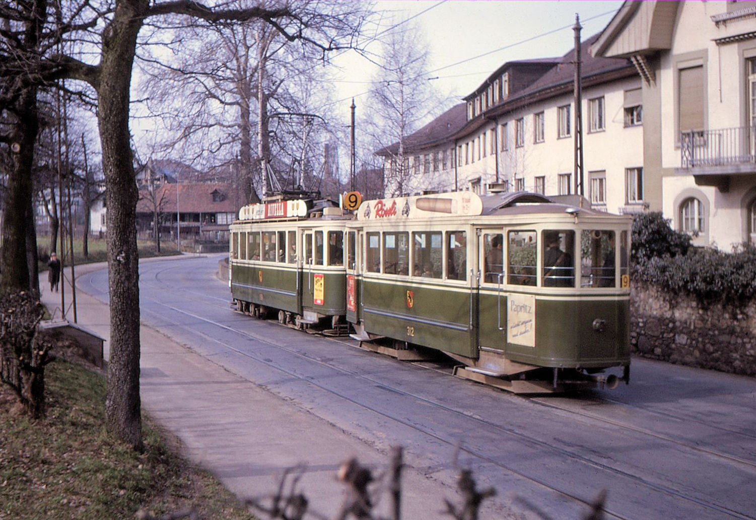 Die 3 neuen Anhänger von 1933: Der andere Drehgestellwagen 312 wurde ebenfalls 1973 ausrangiert, jedoch dann (ich glaube 1976) zum Speisewagen hergerichtet, passend zum Motorwagen 147. Im Bild ist er mit Motorwagen 159 in einem Supplementdienst am Schönegg auf der Wabern-Linie, neben dem Greisenasyl (heute würde man wohl sagen  Alters- und Pflegeheim ). Das Bild zeigt den alten Zustand am Schönegg. Da es für entgegenkommende grössere Strassenfahrzeuge keinen Platz gab, wenn ein Tram entgegenkam, wurden die Randsteine des Trottoirs plattgewalzt. Es kam hier oft zu teils schweren Kollisionen Tram gegen Lastwagen. 25.Februar 1966 