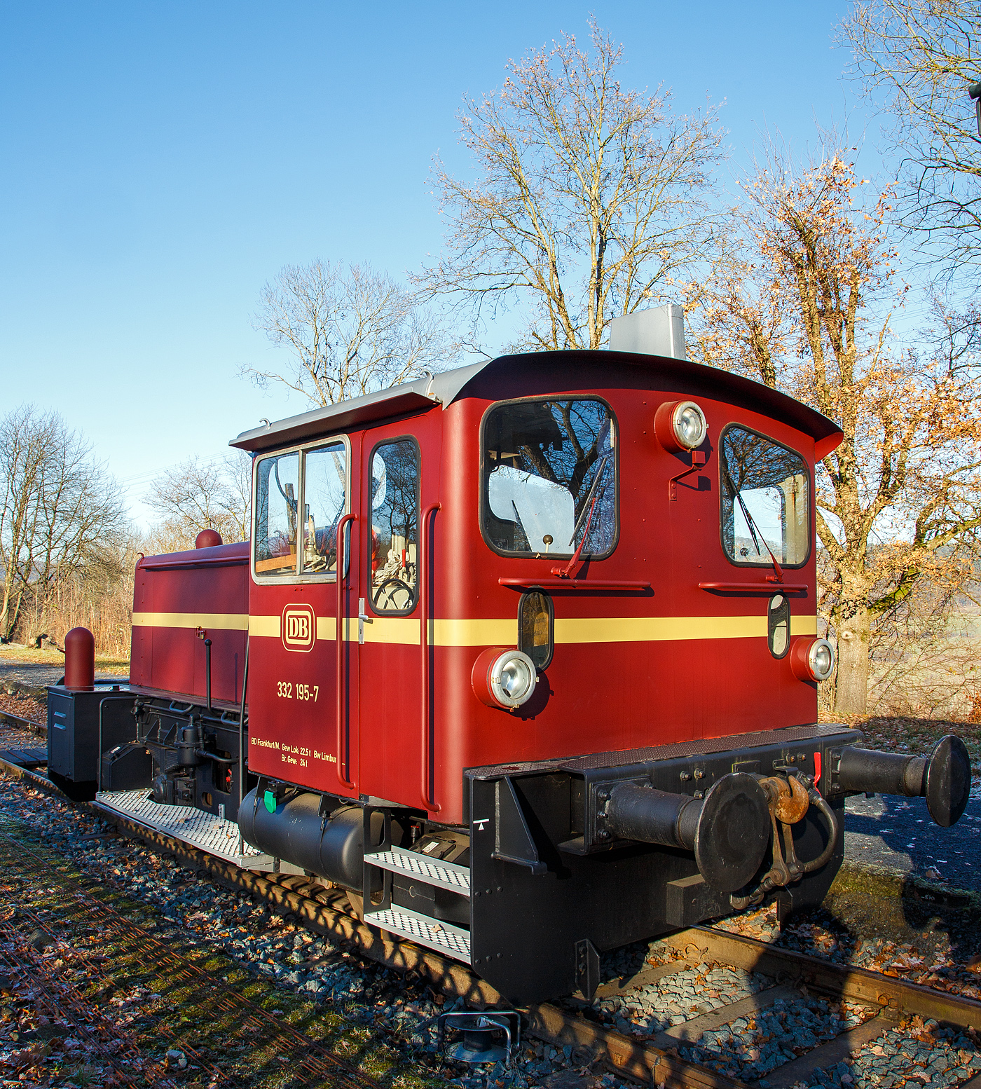 Die 332 195-7, ex DB Köf 11 195, als Denkmal-Lok beim Bahnhof Wilsenroth am 03 Dezember 2016.

Die Köf III wurde 1964 von Gmeinder in Mosbach unter der Fabriknummer 5335 gebaut und an die DB geliefert.
