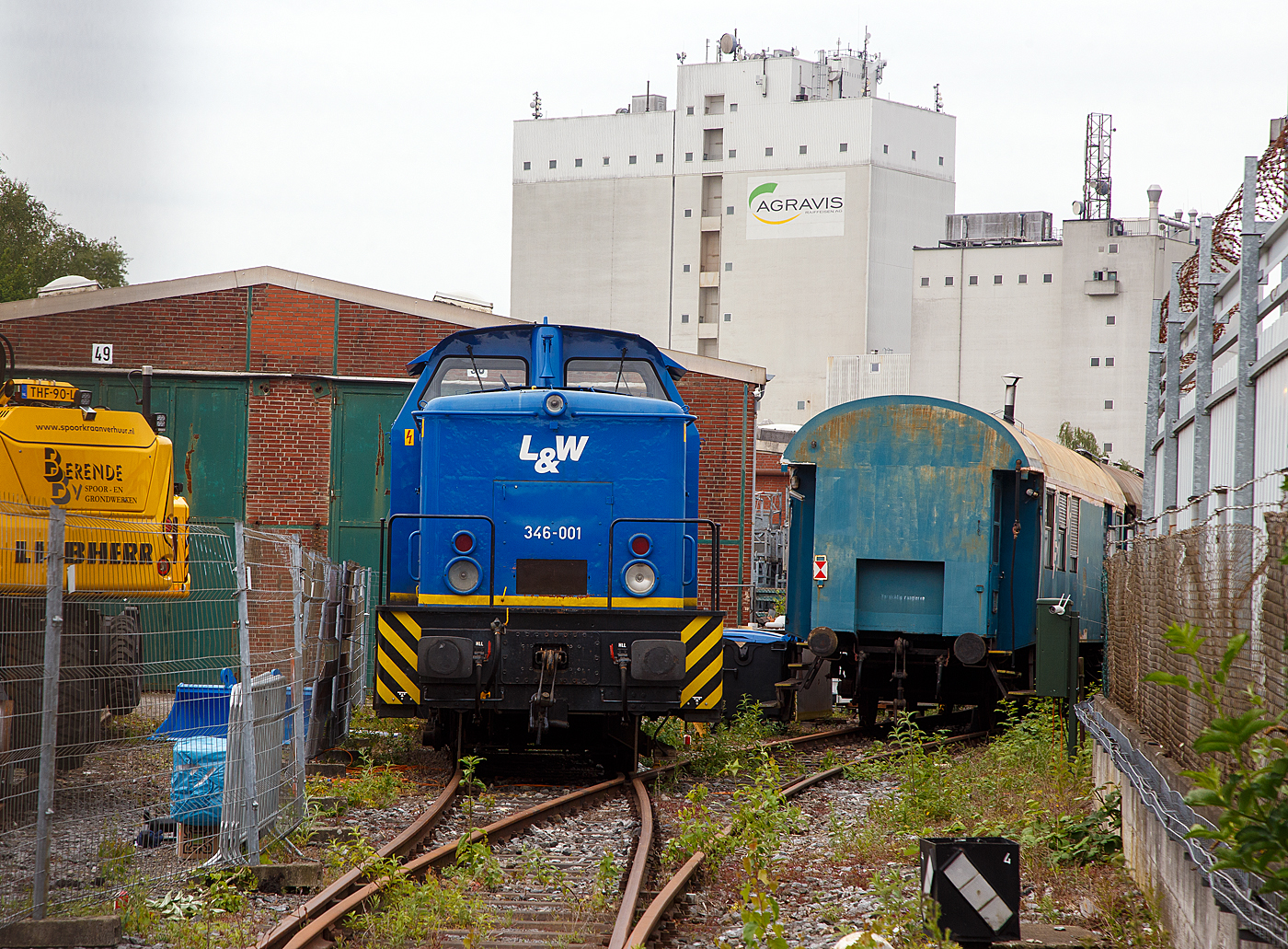 Die 346-001alias 345 387-5 (98 80 3345 387-5 D-LUW) der L&W - Laeger & Wöstenhöfer GmbH & Co KG Eisenbahnverkehrsunternehmen, ex MWB V 641 (Mittelweserbahn GmbH, Bruchhausen-Vilsen), ex Škoda Plzeň, Werk Ejpovice (CSSR, später CZ), steht am 31 Mai 2022 hinter dem Zaun der iaf 2022 in Münster.

Die V 60 ost (bzw. V 60 D oder V 60.12) wurde 1982 bei LEW (VEB Lokomotivbau Elektrotechnische Werke „Hans Beimler“, Hennigsdorf) unter der Fabriknummer 18002 gebaut und im November 1982 in die damalige Tschechoslowakei (ab 01.01.1993 Tschechische Republik)an Škoda Plzeň (Pilsen) mit der Bezeichnung  WL  fürs Werk Ejpovice (Eipowitz) ausgeliefert. Im März 2001 wurde sie nach Deutschland an die Mittelweserbahn GmbH in Bruchhausen-Vilsen als MWB V 641 verkauft. Bereits im Dezember 2004 ging sie dann an die L&W - Laeger & Wöstenhöfer GmbH & Co KG Eisenbahnverkehrsunternehmen mit Sitz in Berlin sie die Betreibernummer  346-001 bekam, seit 2007 hat sie die NVR-Nr, 98 80 3345 387-5 D-LUW.

Die vierachsigen dieselhydraulischen Rangierlokomotiven V 60 D für den mittelschweren Rangierdienst waren neben dem Einsatz bei der Deutschen Reichsbahn auch bei diversen Werk- und Grubenbahnen zu finden. Etwa 25 Prozent der Lokomotiven wurden exportiert, in RGW-Staaten und in das Nichtsozialistische Wirtschaftsgebiet. So erhielten unter anderem die Ägyptischen Staatsbahnen, die BDŽ und die SNTF diese Lokomotiven. Die Entwicklung stammt aber nicht LEW in Hennigsdorf, sondern sie wurden ab 1955 vom VEB Lokomotivbau Karl Marx Babelsberg (LKM) entwickelt die auch die ersten 188 Stück als V 60.10 bis 1964 baute. 

