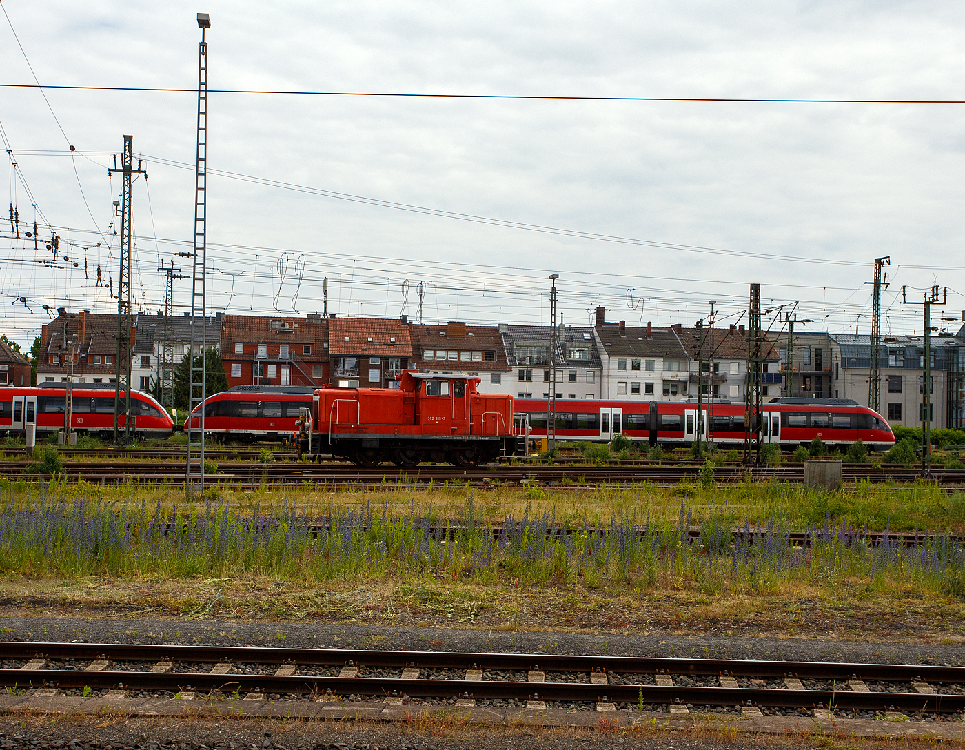 Die 362 919-3 (98 80 3362 919-3 D-KOEF), eine der Köf Lokomotiven- und Wagenvermietungsgesellschaft mbH (Münster), fährt am 20 Mai 2025 vom Hauptbahnhof Münster (Westfalen) in Richtung Rangierbahnhof. 

Die modernisierte V60 der leichten Ausführung mit Funk und neuen CAT 3412E DI-TTA Motor wurde 1961 von der Maschinenbau Kiel (MaK) in Kiel-Friedrichsort unter der Fabriknummer 600366 gebaut und als V 60 919 an die DB - Deutsche Bundesbahn geliefert. 
Der weitere Lebenslauf:
•	01.01.1968 Umzeichnung in DB 260 919-6
•	01.10.1987 Umzeichnung in DB 360 919-5 (die V60er wurden zur Kleinlok)
•	1985 Umbau und Ausrüstung mit Funkfernsteuerung, sowie Umzeichnung in 364 919-1
•	2002 Umbau und Remotorisierung mit einem neuen CAT 3412E DI-TTA Motor durch die DB Fahrzeuginstandhaltung GmbH in Cottbus, sowie Umzeichnung in DB 362 919-3.
•	März 2020 Ausmusterung bei der DB Cargo AG
•	März 2020 bis November 2021 bei RNE Rhein-Neckar-Eisenbahnservicegesellschaft mbH, Wiesbaden
•	Seit November 2021 bei der Köf Lokomotiven- und Wagenvermietungsgesellschaft mbH, die ehem. auch unter Laeger & Wöstendörfer GmbH sowie Behefa GmbH & Co. KG firmierte, 
