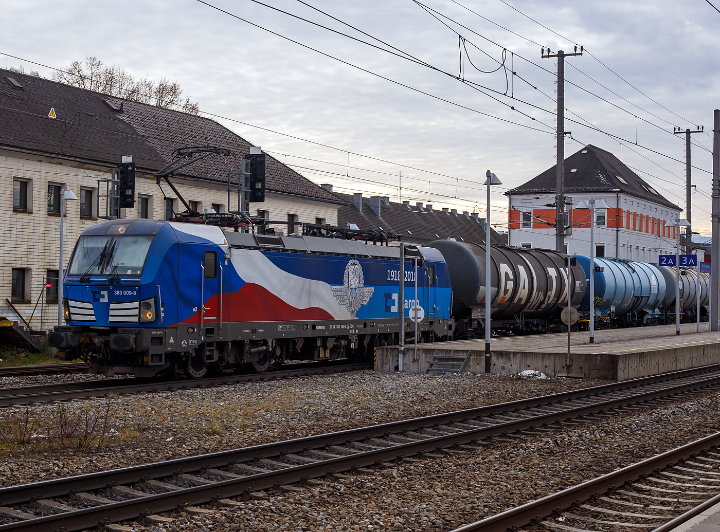 Die 383 009-8 (91 54 7383 009-8 CZ-CDC) der ČD Cargo a.s. (Praha/Prag) fährt am 14 Januar 2025, mit einem mit Diesel oder Heizöl beladenen Kesselwagenzug, durch den Bahnhof Attnang-Puchheim auf den Westbahn in östlicher Richtung. Die Siemens Vectron MS trägt hier Werbung 100 Jahre „1918 – 2018“ Tschechische Bahn bzw. (ursprünglichen) Tschechoslowakische Staatsbahnen. 

Die Multisystemlokomotive Siemens Vectron MS wurde 2018 von Siemens Mobilitiy in München-Allach unter der Fabriknummer 22461 gebaut. Sie wurde in der Variante A01-1d ausgeführt und hat so die Zulassung für Tschechien, Deutschland, Österreich, Slowakei, Polen, Ungarn und Rumänien (D / A / SK / PL / CZ / H + RO). So besitzt die Vectron Variante MS A01 folgende Zugsicherungssysteme: ETCS BaseLine 3, sowie für Deutschland (PZB90 / LZB80 (CIR-ELKE I)), für Österreich (ETCS Level 1 mit Euroloop, ETCS Level 2, PZB90 / LZB80), für Polen (SHP), Slowakei und Tschechien (LS (Mirel)), Ungarn (ETCS Level 1, EVM (Mirel)) und Rumänien (PZB90).