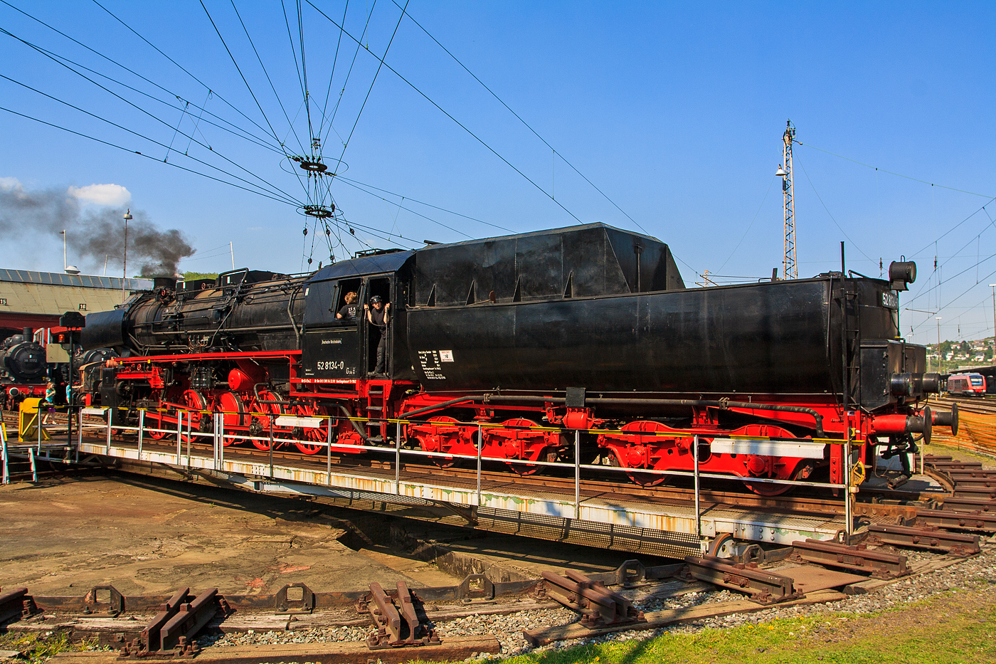 Die 52 8134-0 (90 80 0051 134-9 D-EFBS) der Eisenbahnfreunde Betzdorf (zur Zeit der Aufnahme) am 23.04.2011 im Südwestfälische Eisenbahnmuseum in Siegen auf der  Drehscheibe.

Die Lok war, bedingt durch die Wiedervereinigung, eine der letzten Normalspurigen Dampfloks der DB. Zudem war sie als 052 134-4 eine der wenigen waren 52 der DB (BR 52.80). Sie wurde am 05.12.1994 z-gestellt und am 05.07.1995 bei der DBAG ausgemustert. 

Die Lok wurde 1965 im Reichsbahnausbesserungswerk (RAW) Stendal
aus der 1943 bei der Lokfabrik Wien-Floridsdorf (Fabriknummer 16591) gebauten 52 7138 rekonstruiert.

LEBENSLAUF:
1943 	bis 1965 - DR 52 7138
1965 bis 1970 - DR 52 8134
1970 bis 1992 - DR 52 8134-0
1992/1993 - DR 052 134-4
Ab 01.01.1994 - DB 052 134-4
05.07.1995 Ausmusterung und Verkauf an an Privat 
Mai 1997 an EFB - Eisenbahnfreunde Betzdorf  e. V., als 52 8134-0
Zum 01.01.2007 - Vergabe der NVR-Nummer 90 80 0051 134-9 D-EFBS
Im Februar 2016 wurde sie an die ÖGEG - Österreichische Gesellschaft für Eisenbahngeschichte e. V. in Linz verkauft.

Die Reko-Lokomotiven der Baureihe 52.80 entstanden ab 1960 bei der Deutschen Reichsbahn aus grundlegend überarbeiteten Kriegslokomotiven (KDL 1) der Baureihe 52. Diese als Rekonstruktion bezeichnete Modernisierung der Lokomotive erstreckte sich mit wenigen Ausnahmen auf fast alle Bauteile und Baugruppen der Maschine.

Nachdem dargelegt worden war, dass die Rekonstruktion wirtschaftlicher sei als das Generalreparaturprogramm, wurde dieses zurückgefahren und man begann im Frühsommer des Jahres 1960 im Raw Stendal mit der Rekonstruktion der Baureihe 52. Zum einen waren bei einigen Maschinen auch die Langkessel verschlissen, zum anderen ergaben sich damit Vorteile in der Unterhaltung. 200 Lokomotiven erhielten bis 1967 den ursprünglich für die Baureihe 50.35 konstruierten Verbrennungskammerkessel Typ 50E. Die Anpassungsarbeiten erfolgten ausschließlich am Rahmen. Dadurch blieben die Rekokessel freizügig tauschbar. Rekonstruiert wurden nur Maschinen mit Blechrahmen. Weitere markante Merkmale der Rekolokomotiven waren neue Zylinder in Schweißausführung, eine Mischvorwärmeranlage der Bauart IfS/DR und, bedingt durch den neuen Kessel, neue Führerhausvorderwände mit ovalen Fenstern. Der vorgesehene komplette Ersatz der Führerhäuser und die Kupplung mit neuen Tendern kam nicht zustande, da keine Kapazitäten dafür vorhanden waren. Die verschlissenen Wannentender 2’2’ T30 wurden meist mit neu gebauten Wannen versehen.

Weitere Rekonstruktionsmaßnahmen betrafen den Einbau von Achslagerstellkeilen und die Erneuerung der Krauss-Helmholtz-Lenkgestelle. Entgegen oft geäußerten, anderslautenden Meinungen wurden die Schieber im Rahmen der Rekonstruktion nicht ersetzt oder umgebaut. Die Lokomotiven behielten ihre Regelkolbenschieber mit Druckausgleichern der Bauart Winterthur und damit auch ihre schlechten Leerlaufeigenschaften. Erst in den 1980er Jahren wurden bei einigen Lokomotiven im Raw Meiningen Druckausgleichskolbenschieber der Bauart Trofimoff/Meiningen und Zylindersicherheitsventile eingebaut. Durch diesen Umbau verbesserten sich die Leerlaufeigenschaften der Maschinen enorm, was sich wiederum in der Einsparung von Schmier- und Brennstoffen bemerkbar machte.

Eine Reko-Maschine konnte in der Ebene 1400 Tonnen mit 70 km/h schleppen. Die Grenzlast lag bei 2600 Tonnen. 

TECHNISCHE DATEN:
Nummerierung: 	52 8001–8200
Anzahl: 200
Hersteller: 	Raw Stendal
Umbaujahre: 1960–1967
Spurweite: 	1.435 mm
Bauart: 1’E h2
Gattung: G 56.15
Länge über Puffer: 22 975 mm
Gesamtradstand: 9200 mm
Radstand mit Tender: 19 000 mm
Kleinster bef. Halbmesser: 100 m
Leergewicht: 80,0 t
Dienstgewicht: 89,7 t
Dienstgewicht mit Tender: 136 t
Höchstgeschwindigkeit: 80 / 50 km/h (vorwärts / rückwärts)
Indizierte Leistung: 1.177 kW / 1.600 PSi
Anfahrzugkraft: ca. 214 kN
Kuppel- und Treibraddurchmesser: 1.400 mm
Laufraddurchmesser vorn: 850 mm
Steuerungsart: Heusinger
Zylinderanzahl: 2
Zylinderdurchmesser: 600 mm
Kolbenhub: 660 mm
Kessel: 50E
Kesselüberdruck: 16 bar
Anzahl der Heizrohre: 124
Anzahl der Rauchrohre: 38
Tender: 2’2’ T30
Dienstgewicht des Tenders: 	45,2 t
Wasservorrat: 30 m³
Brennstoffvorrat: 10 t Kohle

