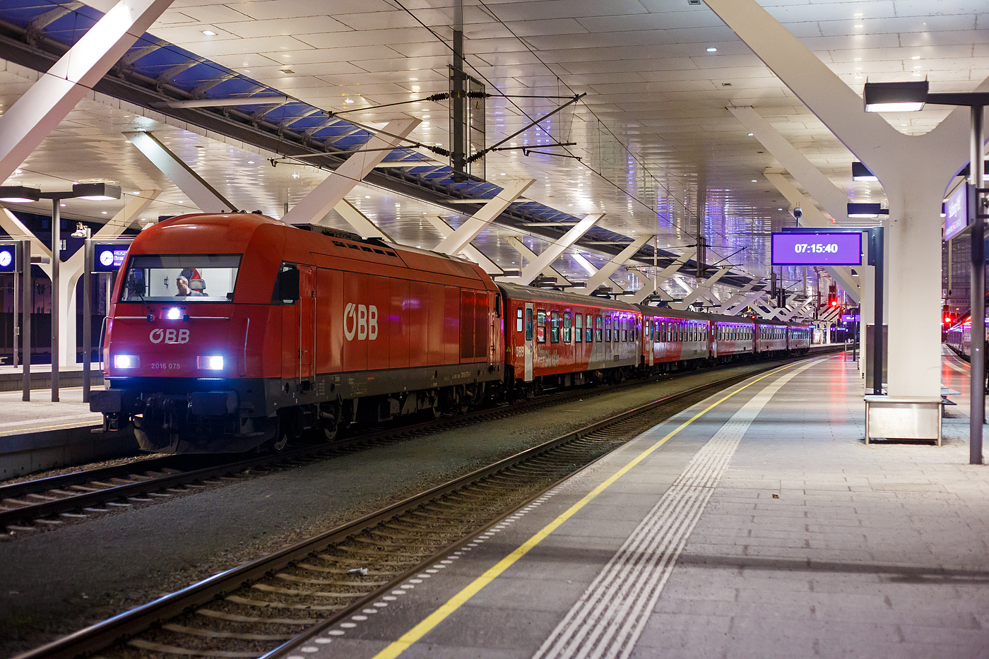Die „Hercules“ ÖBB 2016 075 (A-ÖBB 92 81 2016 075-1) am 14 Januar 2025, mit dem REX 21 (City Shuttle) von Salzburg Taxham über Neumarkt am Wallersee nach Braunau am Inn, beim Halt im Hauptbahnhof Salzburg. 

Die Siemens ER20 wurde 2004 von Siemens in München-Allach unter der Fabriknummer 20999 gebaut. Sie hat die Zulassungen für Österreich, Deutschland, Tschechien und die Slowakei. „Hercules“ ist ein Markenname der ÖBB für die Dieselelektrische Universallokomotive vom Typ Siemens ER20.

