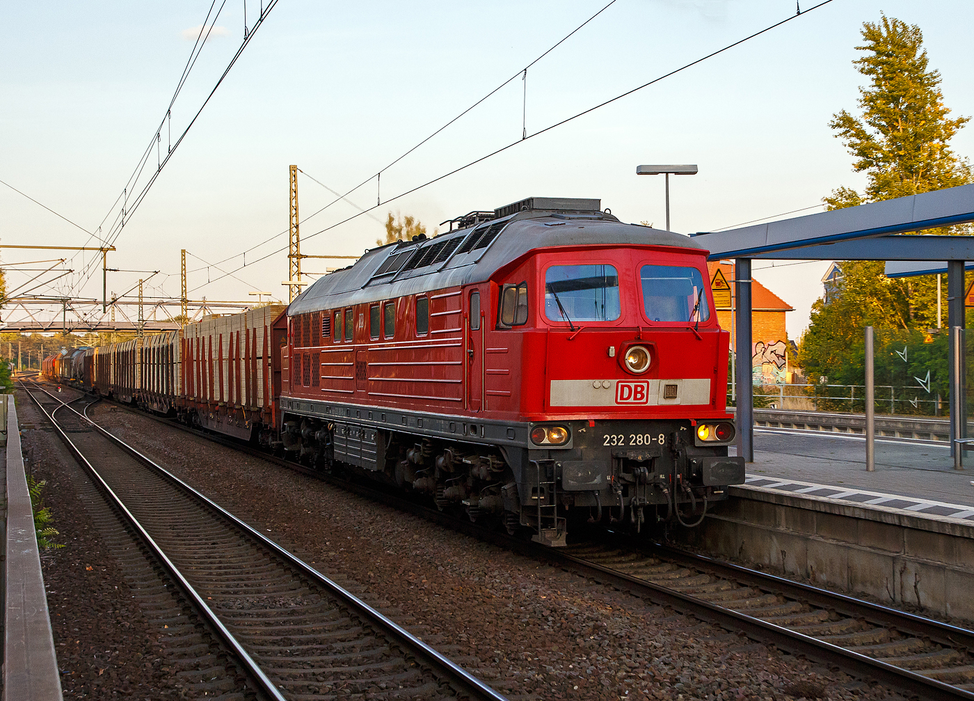 Die „Ludmilla“ 233 322-8 (92 80 1232 280-8 D-DB) der DB Cargo, ex DR 132 280-9, fährt am 19.09.2018 mit einem gemischten Güterzug durch den Hauptbahnhof Brandenburg an der Havel.

Die V 300 wurde 1975 von LTS (Luhanskyj Teplowosobudiwnyj Sawod auch bekannt als Lokomotivfabrik Lugansk (ehemals Woroschilowgrad)) unter der Fabriknummer 0495 gebaut und als 132 280-9 an die Deutsche Reichsbahn (DR) geliefert. 

Die Lokomotiven dieser Baureihe (232) haben noch den originalen 16-Zylinder-Viertakt-Dieselmotor vom Typ Kolomna 5 D49 (16 ЧН 26/26) mit einer Leistung von 3.200 PS.  
