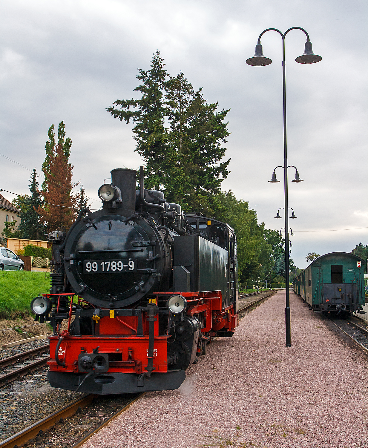 Die 99 1789-9 (ex DR 099 753-6, ex DR 99 789  ) der Lößnitzgrundbahn am 27.08.2013 beim Umsetzen im Bahnhof Moritzburg. 

Die 750mm-Neubaulokomotive der Baureihe 99.77 wurde 1952 von LKM in Babelsberg gebaut.