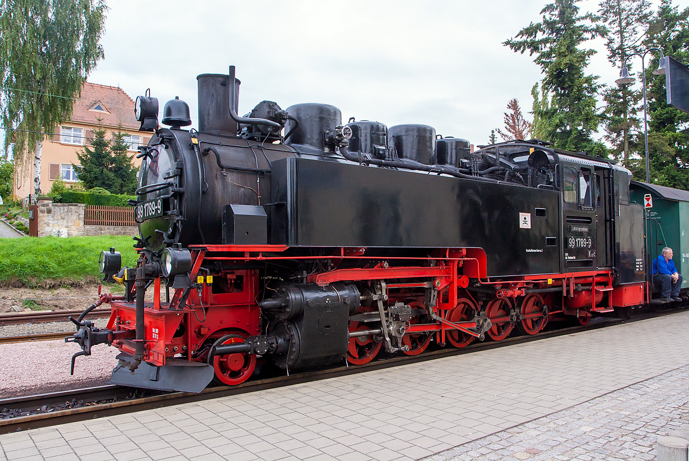Die 99 1789-9 (ex DR 099 753-6, ex DR 99 789) der Lößnitzgrundbahn am 27.08.2013 im Bahnhof Moritzburg. 

Die 750mm-Neubaulokomotive der Baureihe 99.77-79 (VII K Neubau) wurde 1952 von LKM in Babelsberg gebaut.