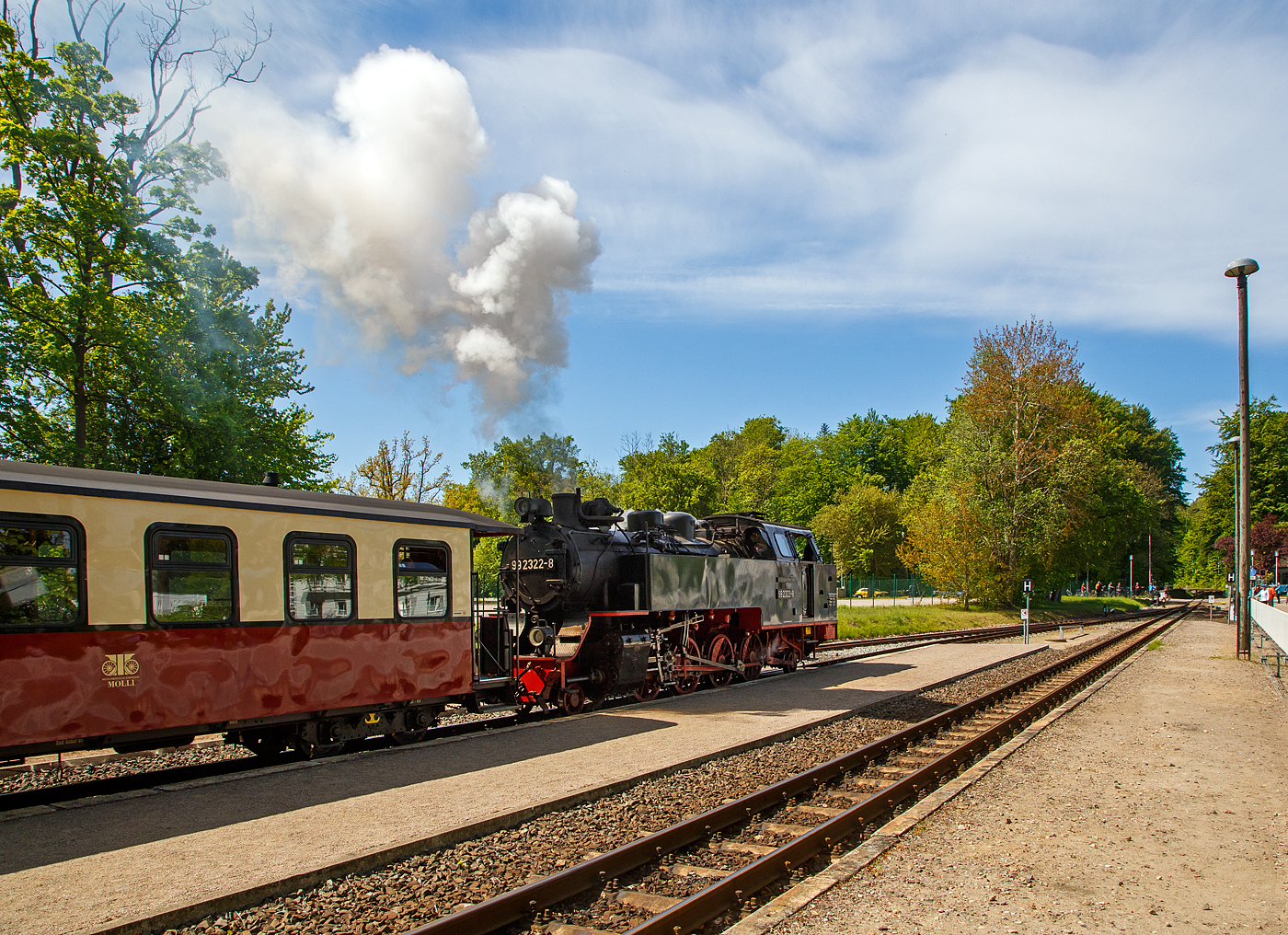 Die 99 2322-8 der Mecklenburgischen B�derbahn Molli verl�sst am 15.05.2022 mit dem MBB Dampfzug (von Bad Doberan nach K�hlungsborn-West) den Bahnhof Heiligendamm.

Die 900 mm-Schmalspur-Dampflok der DR-Baureihe 99.32 wurde 1932 von O&K (Orenstein & Koppel, Berlin) unter der Fabriknummer 12401 gebaut und an die DRG - Deutsche Reichsbahn-Gesellschaft als 99 322, f�r die B�derbahn Bad Doberan–K�hlungsborn, geliefert.

Lebenslauf
1932  bis 1970 DRG, DRB bzw. DR 99 322
01.06.1970 Umzeichnung in DR 99 2322-8 
01.01.1992 Umzeichnung in DR 099 902-9
01.01.1994 DB 099 902-9 
Seit dem 04.10.1995 Mecklenburgische B�derbahn Molli GmbH, Bad Doberan MBB 99 2322-8
