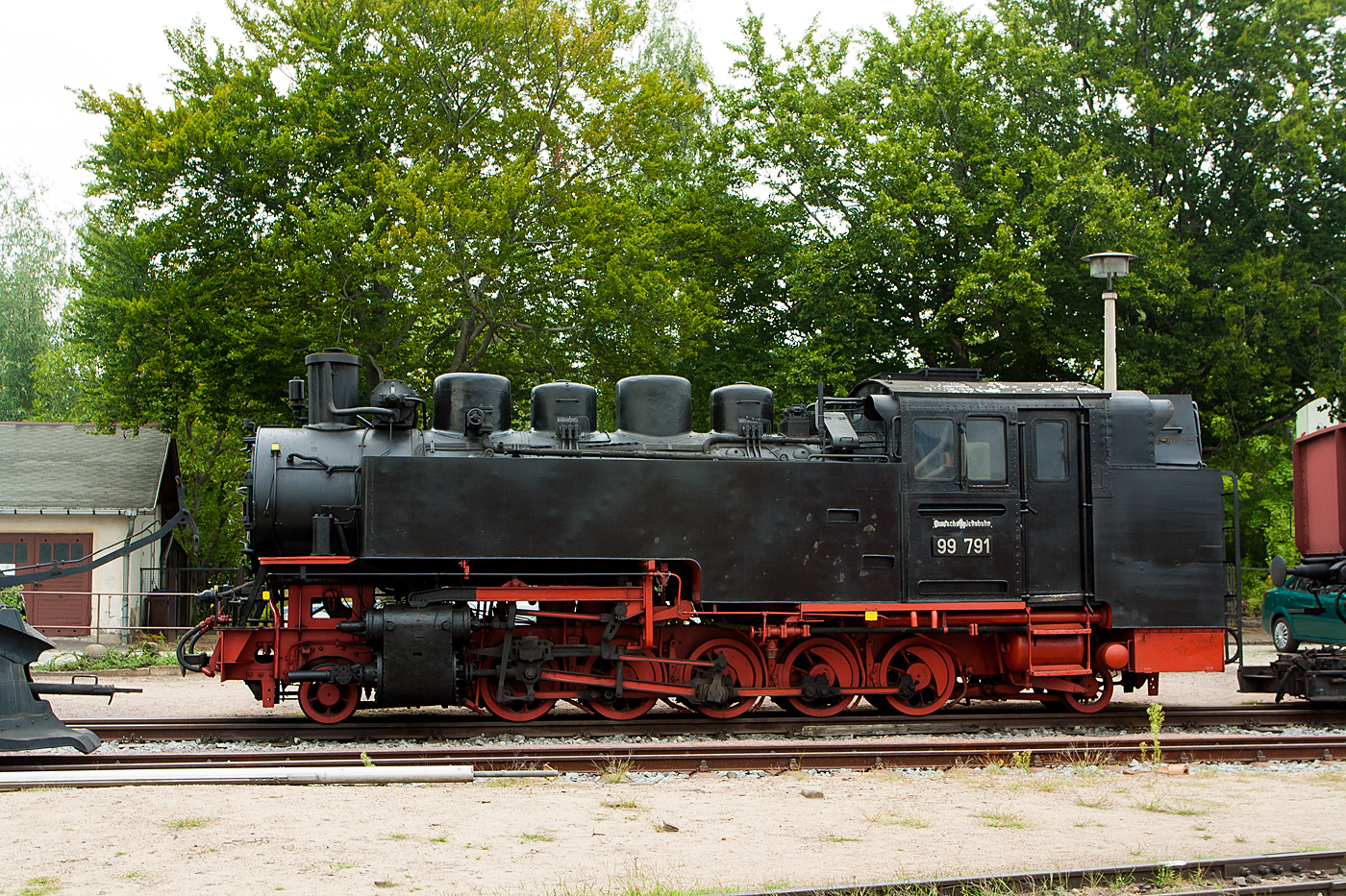 Die 99 791 der Traditionsbahn Radebeul e. V, ex DB 099 755-1, ex DR 099 755-1, ex DR 99 1791-5 sowie ex DR 99 791, als Denkmal mit Museumszug abgestellt am 27.08.2013 bei Schmalspur-Bahnhof Radebeul Ost (Lößnitzgrundbahn).

Die sächs. VII K Neubaulok (Baureihe 99.77–79 der Deutschen Reichsbahn) wurde 1956 bei LKM (VEB Lokomotivbau Karl Marx Babelsberg) unter der Fabriknummer 132032 gebaut, am 24.01.1957 war die Probefahrt (Hainsberg - Malter) und es erfolgte am gleichen Tag die Abnahme. Die Ausmusterung der Lok (nun DB 099 755-1) erfolgte am 08.02.1994 durch die DB AG, im Jahr 2000 ging sie als Eigentum an den Verein Traditionsbahn Radebeul.

Diese Neubaulokomotiven der Bauart 1'E1'-h2t (Gattung K 57.9) gehören mit 600 PS (441 kW) Leistung, neben der Baureihe 99.73–76 (sächsische VII K Altbau) zu den Leistungsstärksten Loks der Spurweite 750 mm. Mit einem Dienstgewicht von 55 t haben sie eine Höchstgeschwindigkeit 30 km/h. Die Fahrzeuge führen 5,8 m³ Wasser und 3,6 Tonnen Kohle mit.

Technische Merkmale:
Entsprechend den damals modernen Baugrundsätzen sind die Lokomotiven komplette Schweißkonstruktionen. Äußerlich auffällige Unterschiede zur Vorgängerbaureihe 99.73-76 sind der fehlende Vorwärmer mit Kolbenspeisepumpe und die den Führerstand vollständig abschließenden hohen Türen. Im Unterschied zum Barrenrahmen der 99.73–76 erhielten die Maschinen einen 30 mm starken Blechrahmen, wie er sich schon bei der Baureihe 52 bewährt hatte.

Wie auch bei der Einheitslok ist die dritte Kuppelachse Treibachse und die Laufachsen werden in Bisselgestellen mit ± 120 mm Seitenverschiebbarkeit geführt. Die erste, dritte und fünfte Kuppelachse sind fest im Rahmen gelagert, die zweite und vierte sind ± 24 mm seitenverschiebbar und die Treibachse ist spurkranzlos. Daraus ergibt sich ein fester Achsstand von 4.000 mm.
