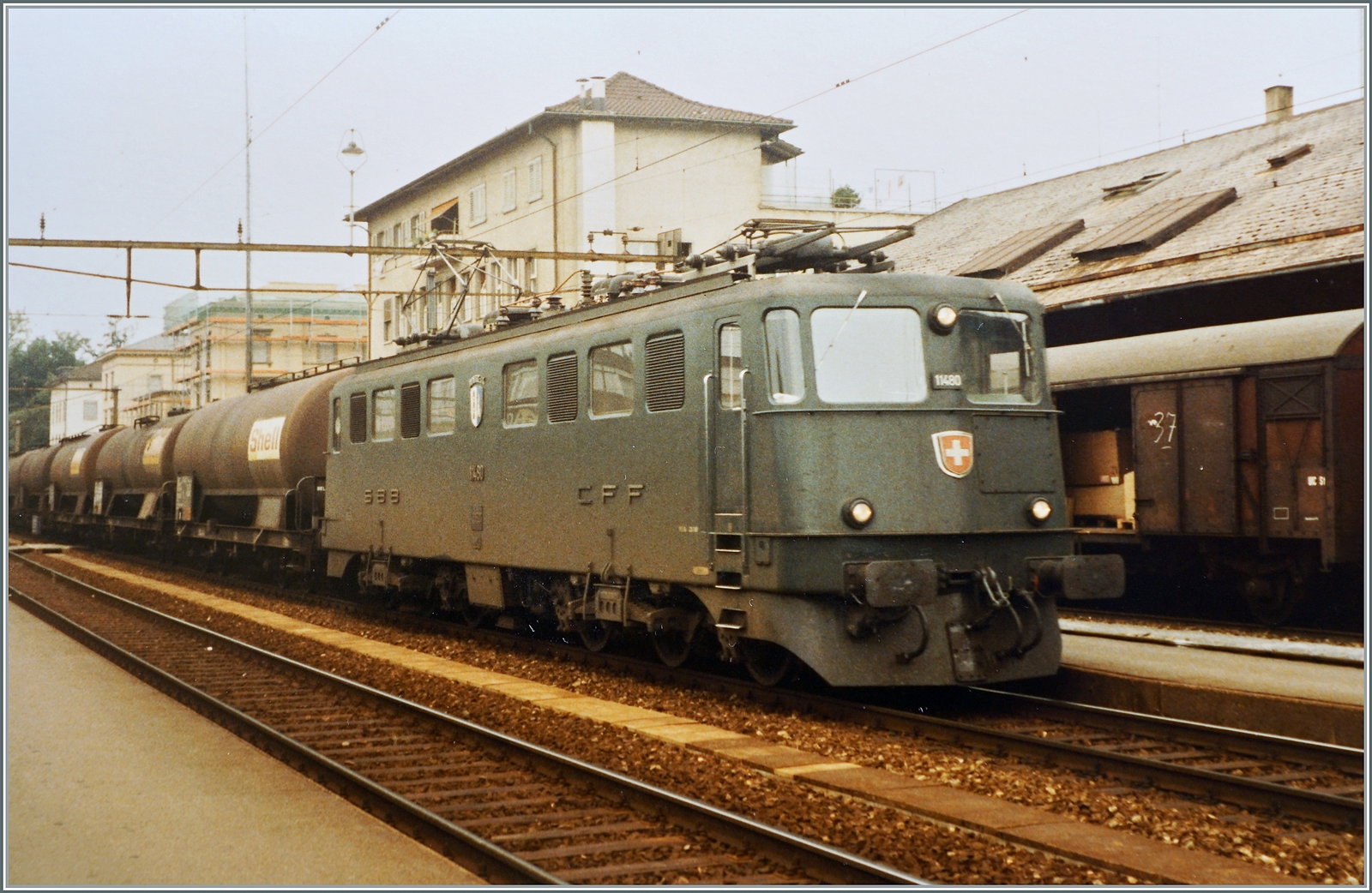 Die Ae 6/6 11480  Montreux  fährt mit einem Oelzug in Aarau in Richtung Rupperswil durch. 

Analogbild vom 24. Juli 1984