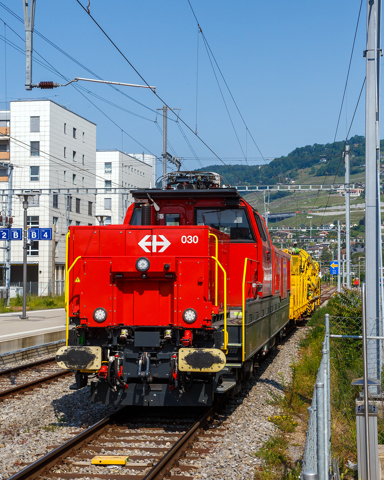 Die Aem 940 030-0 (Aem 91 85 4 940 030-0 CH-SBBI) der SBB Infrastruktur drückt am 28. Mai 2023 einem Bauzug (Materialförder- und Siloeinheiten) beim Bahnhof Vevey auf ein anderes Gleis.

Die Alstom Prima H4 sind von Alstom am Standort Belfort entwickelte Rangierlokomotiven, die sowohl im Strecken- als auch im schweren Rangierbetrieb eingesetzt werden können. Der Grund für die Entwicklung der Alstom Prima H4 wurde durch eine Ausschreibung der SBB Jahr 2015 gelegt. Diese erneuert den eigenen Fahrzeugbestand und muss dafür mehrere Lokomotiven für unterschiedliche Achsanzahl, Leistungsklasse, Masse und Einsatzumgebung beschaffen. So haben die SBB Am 6/6 für den schweren Rangierbetrieb am Ablaufberg nach 40 Jahren das Ende ihrer Lebensdauer erreicht und soll ersetzt werden. Ebenfalls sollen die SBB Am 841 aus den 1990er Jahren und die SBB Ee 6/6 II aus den 1980er Jahren ersetzt werden. Mit der H4 wollte Alstom im Bereich der vierachsigen Rangierlokomotiven eine Lösung für diesen Austausch mit einer H4-Bi-Mode-Variante auf der InnoTrans 2018 präsentieren. Alstom gewann die Ausschreibung der SBB und im November 2015 bestellte die SBB bei Alstom für 175 Mio. € insgesamt 47 vierachsige Zweikraftlokomotiven vom Typ Alstom Prima H4 - Bi-Mode Elektrisch, bei der SBB als Aem 940 bezeichnet. Die SBB ersetzt damit insgesamt 52 Loks vier verschiedener  Typen mit den Baujahren 1976 – 1996.  Auf der Innotrans 2018 in Berlin präsentierte Alstom diese Lok dem internationalen Fachpublikum.  

Von den SBB Aem 940 sind 37 bei der SBB Infrastruktur für den Streckenunterhalt vorgesehen. Um den Fahrplanbetrieb nicht zu beeinträchtigen, müssen die Loks mit Überführungszügen im Streckendienst 120 km/h erreichen. Anderseits muss z.B. beim Einschottern bei ständig sinkendem Zugsgewicht eine konstant niedrige Geschwindigkeit automatisch eingehalten werden. Bei der SBB Cargo sind 10 Aem 940 für den Rangierdienst vorgesehen.  

Die Lokomotiven sollen sowohl im Streckenbetrieb, Rangierbetrieb am Ablaufberg und auch im Gleisbau eingesetzt werden. Die elektrisch betriebenen Fahrzeuge, die keine gasförmigen Emissionen ausstoßen, sind auch für den Betrieb in Tunneln geeignet. Die fünf ersten Lokomotiven entsprechen nicht der Serienausführung und werden ab Juni 2022 von Sersa übernommen. Alstom liefert dafür fünf weitere Fahrzeuge an die SBB.

Alstom will weiter in die Entwicklung der Lokomotivenplattform investieren, dabei bekommt der Konzern Unterstützung durch die staatliche französische Energie und Umweltbehörde ADEME mit rund vier Millionen Euro.

Technische Merkmale
Ähnlich zur Prima H3 wurde auf der Lokomotivenplattform der Prima H4 ein serieller Antriebsstrang als Basis für die Konstruktion und Modularität des Antriebskonzeptes eingesetzt. Diese Modularität ermöglicht das Umrüsten eines Fahrzeuges für unterschiedliche äußere Umweltbedingungen und Einsatzszenarien. Durch die Kombination verschiedener Systeme im Antriebsstrang soll bis zu 50 % Dieselkraftstoff eingespart, 50 % weniger umweltschädliche Emissionen ausgestoßen und bis zu 15 % Unterhaltskosten für ein Fahrzeug eingespart werden.

Bisher ist die H4 in vier verschiedenen Antriebsstrangvarianten geplant:
H4 Hybrid (600 kW Akkumulator / 900 kW Dieselaggregat)
H4 Bi-Mode Elektrisch (900 kW Dieselaggregat / 2000 kW mit Fahrdraht)
H4 Bi-Mode Batterie (600 kW Akkumulator / 1600 kW Elektrisch)
H4 Dual Engine (900 kW Dieselaggregat / 900 kW Dieselaggregat)


Aufbau der Lokomotive:
Lokkasten:
Der Lokkasten ist als Schweißkonstruktion ausgeführt und besteht aus einem starren Rahmen, auf dem die Führerkabine und die beiden Maschinenräume auf beiden Seiten montiert sind. An beiden Enden vom Lokkasten sind die Zug- und Stoßvorrichtungen montiert. Die Luftbehälter, der Dieseltank und die Batterien sind unter dem Kasten befestigt.

Maschinenräume:
Im kurzen Maschinenraum (Fahrrichtung 2) befindet sich die Pneumatiktafel, ein Power Pack (Dieselmotor, Kühlblock und Generator) und die Führerstand-Klimaanlage (Lüfter, Kompressor, Verflüssiger).

Im langen Maschinenraum (Fahrrichtung 1) befinden sich, der Traktionsblock, ein Power Pack (Dieselmotor, Kühlblock und Generator), der Haupttransformator, der Haupt- sowie der Hilfskompressor und der Bremswiderstand inkl. Ventilator.

Power Pack (2 Stück je Lok):
Jedes Power Pack Modul enthält den Strukturrahmen inklusive Auffangwanne für kleinere Öllecks, den Dieselmotor mit Kupplung für den Generator, den Generator (eigenventilierter Synchrongenerator mit Permanentmagneterregung), den Steuerschrank (Schnittstelle zwischen Dieselmotorsteuerung und Fahrzeugsteuerung), das Dieselmotor-Kühlsystem, die Abgasanlage mit aktivem Dieselpartikelfilter PAF, die Luftfilter, Ölfilterung (Feinfilter) und die Versorgungspumpe, sowie das 
Vorwärmsystem des Dieselmotors (thermische und elektrische Heizung).

Der Dieselmotor (2 Stück je Lok) vom Typ CAT C 18 ACERT ist ein Caterpillar 6-Zylinder-Viertakt-Reihenmotor mit Direkteinspritzung, Turboaufladung und Ladeluftkühlung. 
Daten des Motors:
Nominalleistung: 540 kW
Nenndrehzahl :1.800 U/min
Bohrung: 145 mm
Hub: 183 mm
Hubraum 18.1 l
Verdichtungsverhältnis: 16 :1
Maximales Drehmoment: 3.710 Nm bei 1.300 U/min
Motorabmessungen (L x B x H): 1.438 x 1.132 x 1.356 mm
Motorgewicht (Nettotrockengewicht): 1717 kg

Direkt an die Antriebswelle des Dieselmotorsein permanent erregter Synchrongenerator (12 Pole) von 12 LCS 3353 angekuppelt. Dieser Generator erzeugt den elektrischen Strom, welcher im Traktionsstromrichter für den Betrieb der Fahrmotoren und der Hilfsbetriebe verwendet wird.
Daten des Generators:
Hersteller: Alstom
Bezeichnung 12 LCS 3353
Nennleistung: 480 KW
Spannung (Phase und zwischen den Phasen): 621/1075 V
Nenndrehzahl: 1800 U/min
 
TECHNISCHEN DATEN der Lok:
Hersteller:  ALSTOM, Belfort
Spurweite:  1435 mm (Normalspur)
Achsfolge:  Bo’Bo’
SBB Serie: Aem 940, mit Nummer 001 bis 047
TSI – Nummer:  91 85 4940...
Zugreihe:  A

Länge über Puffer: 18.750 mm
Höhe: 4.480 mm (über abgesenkten Stromabnehmer)
Breite: 2.950 mm
Drehzapfenabstand: 10.150 mm
Achsabstand im Drehgestell: 2.450 mm
Treibraddurchmesser: 1.000 mm (neu) / 920 mm (abgenutzt)

Gesamtgewicht: 84 t (mit 6t Ballast 90 t)
Achslast: 21.0 t (22,5 t)
Meterlast: 4.48 t/m (4.8 t/m)
Streckenklasse: C3 (D4)

Höchstgeschwindigkeit Eigenfahrt und geschleppt: 120 km/h (84 t) / 60 km/h (bei 90 t)
Höchstgeschwindigkeit im Rangiermodus: 40 km/h
Höchstgeschwindigkeit im Funkfernsteuerungsbetrieb: 40 km/h
Höchstgeschwindigkeit geschleppt 120 km/ h (84t) / 60 km/h (90t)
Maximale Anfahrzugkraft: 300 kN
Leistung am Rad bei Betrieb unter Fahrleitung: 1.600 kW (dauernd), 1.750 kW (für 1h), 2.000 kW (für 15min)
Leistung am Rad bei Betrieb mit den beiden Dieselmotoren / Generator Gruppen: 860 kW (dauernd). Eine Fahrt ist aber auch mit nur einem Dieselmotor möglich.

Dieselmotor (2 Stück): Caterpillar C 18 ACERT (Daten s.o.)
Synchrongenerator (2 Stück): Alstom 12 LCS 3353  (Daten s.o.)
Anzahl der elektr. Fahrmotoren: 4
Dieselkraftstoff-Tank nutzbares Volumen: 2.000 Liter 
Fahrleitungsspannung (als E-Lok): 15kV/16.7H
Kleinster befahrb. Kurvenradius: R 80m ungekuppelt / R100 m gekuppelt
Bremsausrüstung: KE-PG, E- Bremse E
Feststellbremse: 56 kN
Zugsicherung: ETCS only L2 BL 3.4.0
Vielfachsteuerung: Ja bis zu 2 Fahrzeugen (Aem 940)
Funkfernsteuerung: Ja
Einsatzbereich ohne Leistungsminderung: bei -25° C bis + 45° C Lufttemperatur
Zulassungen: Schweiz (CH)

Die maximale Anhängelast z.B. auf einer Steigung von 26 ‰ bei max. 60 km/h beträgt im Betrieb unter Fahrdraht 317 t und mit Dieselantrieb 147 t. Ansonsten gemäß den entsprechenden Anhängelasttabellen (im thermischen bzw. elektrischen Betrieb, Punkt 2.1.10 vom Bedienerhandbuch.

Bemerkung: Die Loks sind aufballastierte Lokomotive (84t + 6 t Zusatzballast für Rangierbahnhöfe bzw. mit einem Gesamtgewicht 90 t) nur mit der halben Höchstgeschwindigkeit (60 km/h) zugelassen.

Quellen: SBB Bedienerhandbuch_Aem_940-1.pdf, bahn-journalist.ch