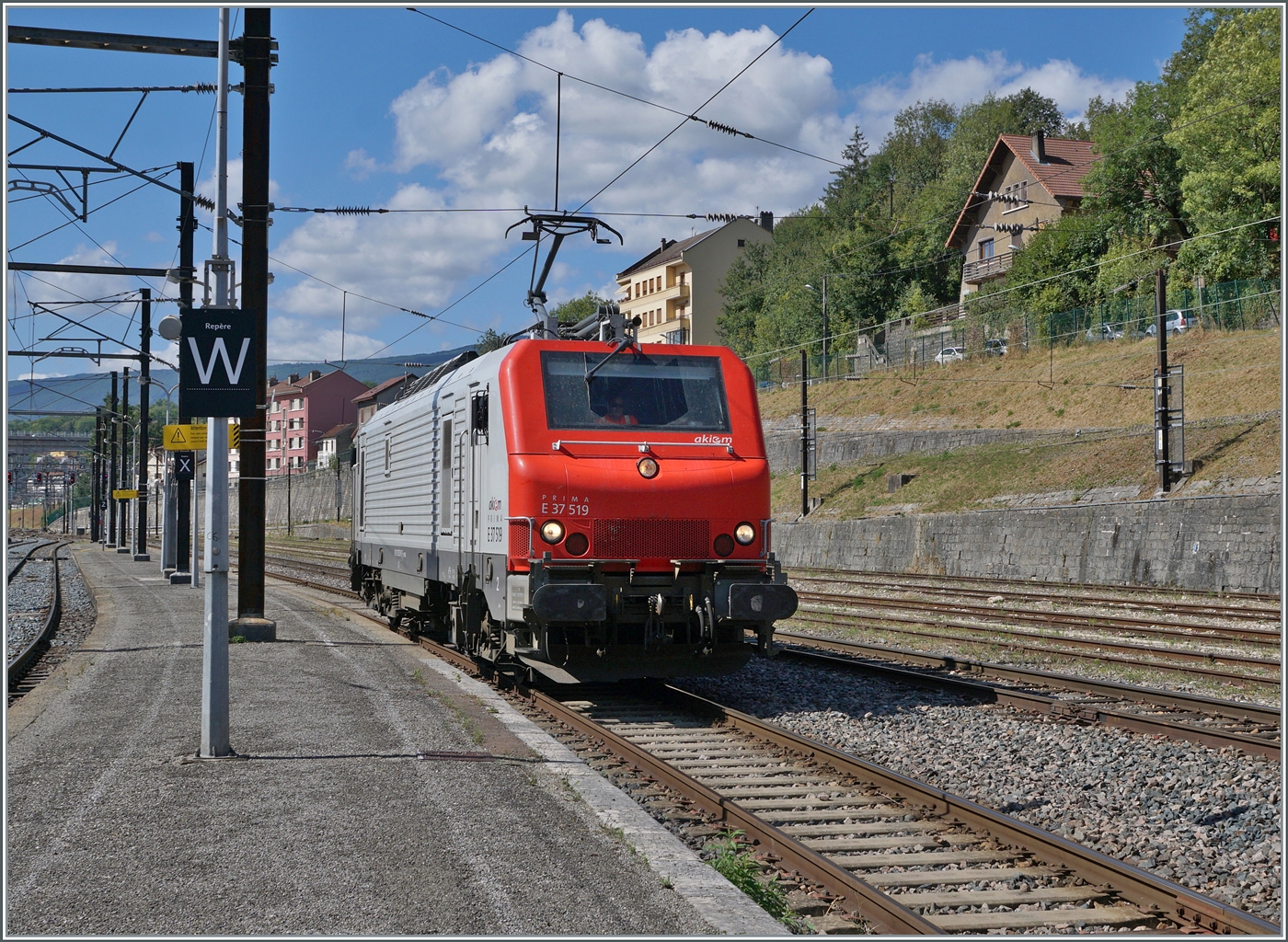 Die akiem PRIMA E 37 519 erreicht als Lokfahrt den Bahnhof von Bellegarde. Die Lok wird wohl in Thonon bzw. Evian einen Mineralwasserzug abholen. Auch hier lohnt sich ein Blick auf die Fahrleitung, die auf den Nebengleisen mit nur einem Fahrdraht und ohne Tragseil sehr einfach konstruiert ist. 

26. August 2024 