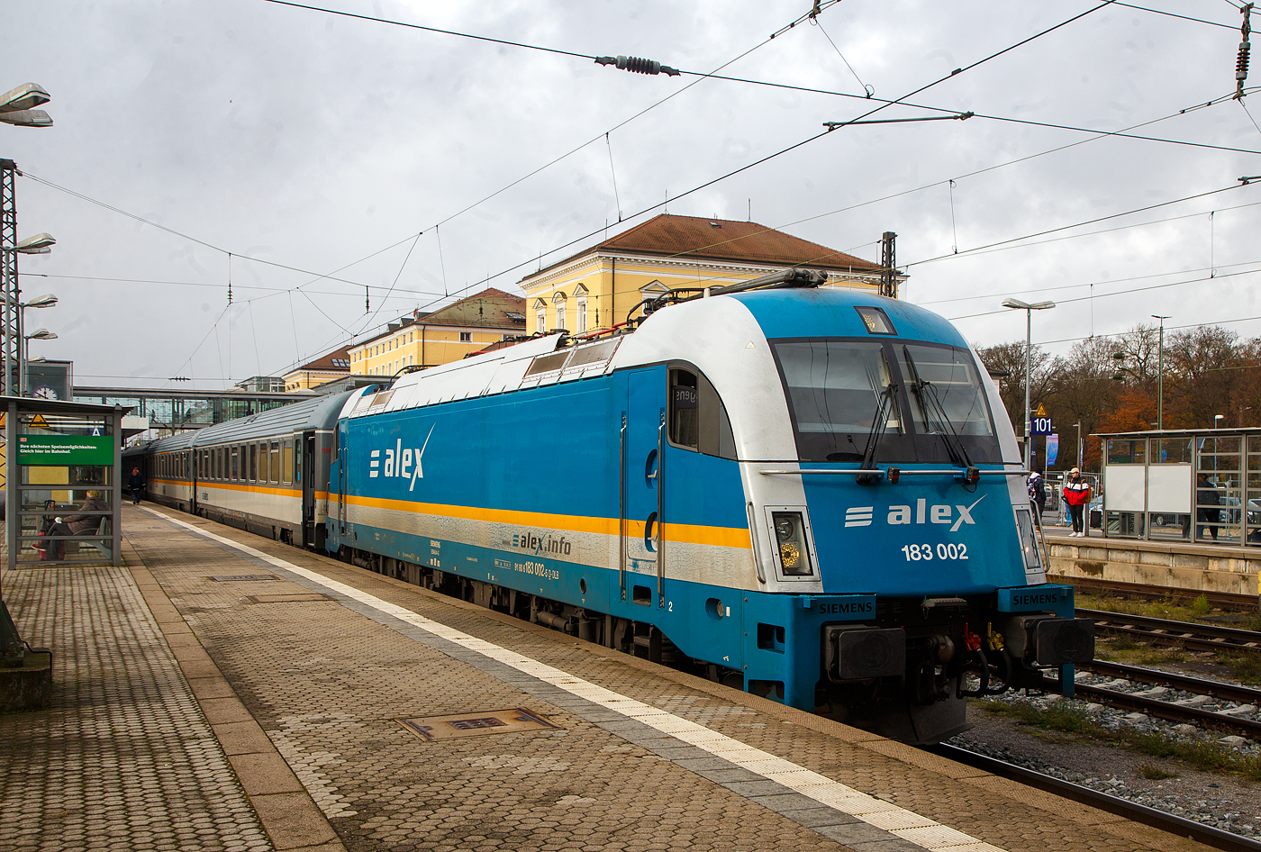 Die alex 183 002-5 (91 80 6183 002-5 D-DLB) der Die Länderbahn GmbH DLB (geleast über die HANNOVER LEASING GmbH & Co. KG) hat am 24.11.2022 im Hauptbahnhof Regensburg, den alex RE 25 (Schwandorf – Regensburg – München), übernommen und wir ihn gleich über Landshut nach München ziehen.

Die SIEMENS ES64U4-G (Taurus 3) wurde 2007 von Siemens Mobilitiy in München-Allach unter der Fabriknummer 21132 gebaut. Die Lok in der Variante G hat die Zulassung für Deutschland und Österreich (D/A). Diese ES64U4-G Lokomotiven sind reine Wechselstromlokomotiven für 15 kV/16,7 Hz und 25 kV/50 Hz, so hat sie auch ein geringeres Dienstgewicht von 86 t.

Die Lok entspricht im elektrischen und elektronischen Teil zwar weitgehend der Siemens ES64F4, sieht von außen jedoch weitgehend wie eine ES64U2 (ÖBB 1116 / DB 182) aus. 

Die Detailänderungen sind:
Der Wagenkasten ist um 300 mm länger;
vier konventionelle Türen, statt zwei und Notausstiege;
Verkleidung der Dachaufbauten;
gegenüber der 1116 abgesenkter Dachmittelteil, um das Lichtraumprofil nach UIC 505 einzuhalten;
LED-Beleuchtung wie bei BR 189/ES64F4;
Griffstange für den Rangierer bis zu den Ecken gezogen und
das vom Vorgänger ES64U2 bekannte Anfahrgeräusch mit dorischer Tonleiter ist entfallen.

Um Masse zu sparen, wurde der Haupttransformator 2,5 Tonnen leichter ausgeführt. Deshalb ist die maximale Leistung der Lok etwas kleiner als die der Vorgängerbaureihe: Dauerleistung 6 MW, Stundenleistung 6,4 MW.

TECHNISCHE DATEN: 
Spurweite: 1.435 mm
Achsanordnung:  Bo`Bo`
Länge über Puffer: 19.580 mm
Drehzapfenabstand: 9.900 mm
Achsabstand Drehgestell: 3.000 mm
Treibraddurchmesser: 1.150 mm (neu) / 1.070 mm (abgenutzt9
Dienstgewicht: 86 t
Dauerleistung:  6.000 kW 
Größte Leistung (Booster für 5 Minuten): 6.400 kW
Anfahrzugkraft 300 kN
Dauerzugkraft: 250 kN
Leistung der dynamischen Bremse: 6.000 kW (6.400 kW mit Booster)
Max. Bremskraft der elektrische dynamischen Bremse: 240 kN
Oberspannungen/Frequenz: 15 kV 16 2/3Hz und 25 kV 50 Hz
Höchstgeschwindigkeit: 230 km/h
Bauart der Bremsen:  KE-GPR-E mZ (D)
Antrieb: Kardan-Hohlwellen-Antrieb
elektr. Antrieb:  4 Stück Hohlwellen-Drehstrom- Asynchron-Fahrmotoren
kleinster befahrbarer Krümmungsradius: 90m
