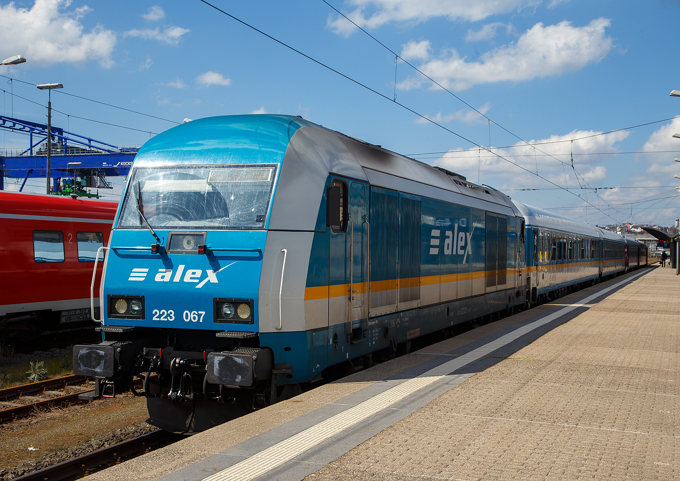 Die alex 223 067-0 (92 80 1223 067-0D-DLB) steht am 21 April 2023, mit dem RE 2 Hof - Schwandorf - Regensburg - M�nchen, im Hbf Hof.

Die Siemens ER 20  Hercules  wurde 2007 von Siemens in M�nchen unter der Fabriknummer 21455 gebaut. Eigent�merder Lok ist die Alpha Trains Belgium und die DBL - Die L�nderbahn GmbH der Mieter. Sie hat die Zulassung f�r Deutschland, �sterreich und Tschechien (die H�chstgeschwindigkeit f�r CZ betr�gt jedoch nur 100km/h).
